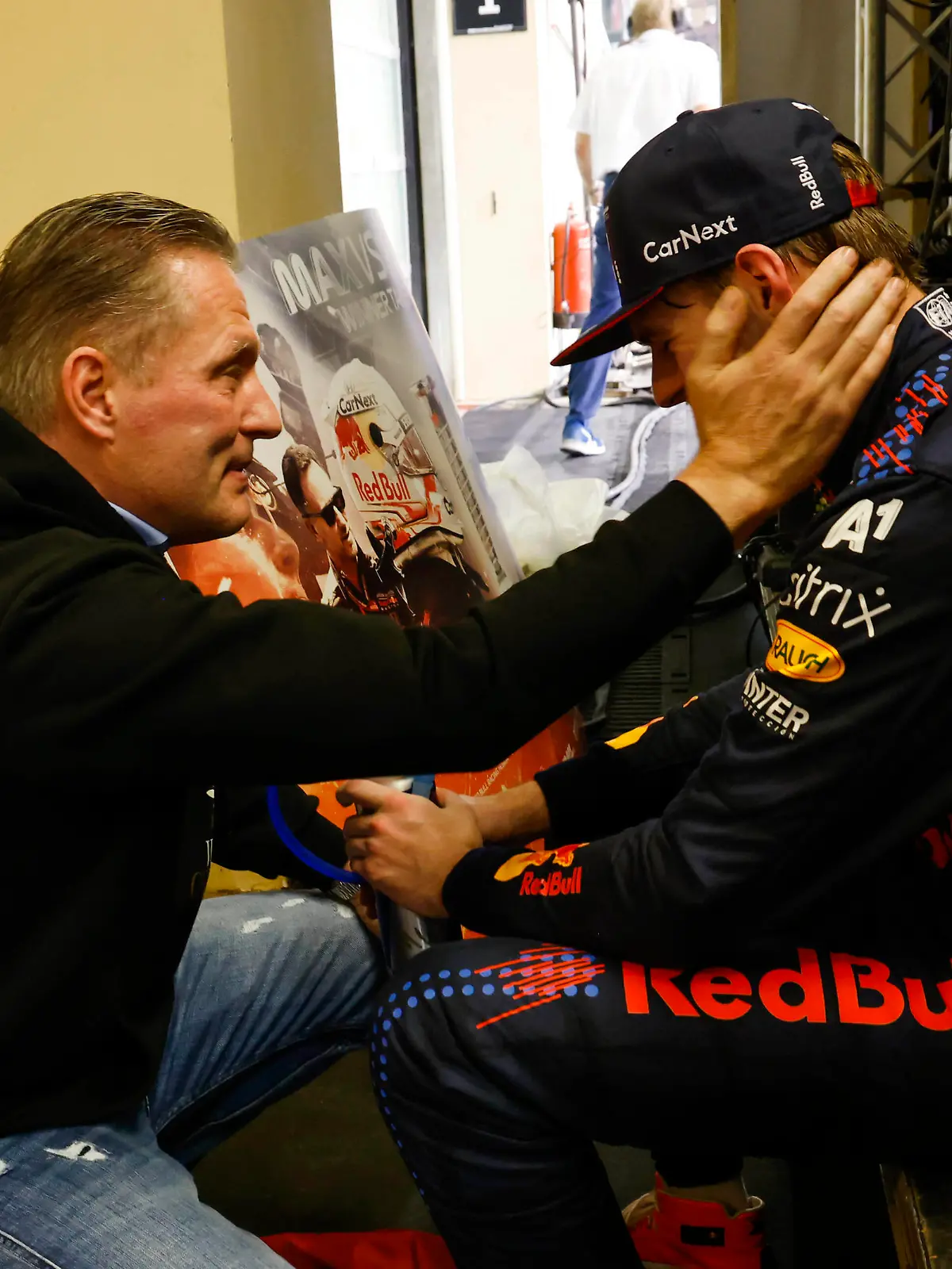  Formula 1 2021: Abu Dhabi GP YAS MARINA CIRCUIT, UNITED ARAB EMIRATES - DECEMBER 12: Max Verstappen, Red Bull Racing, 1st position, with his father Jos Verstappen after the race during the Abu Dhabi GP at Yas Marina Circuit on Sunday December 12, 2021 in Abu Dhabi, United Arab Emirates. Photo by Steven Tee / LAT Images Images PUBLICATIONxINxGERxSUIxAUTxHUNxONLY GP2122_154833_D1A9578