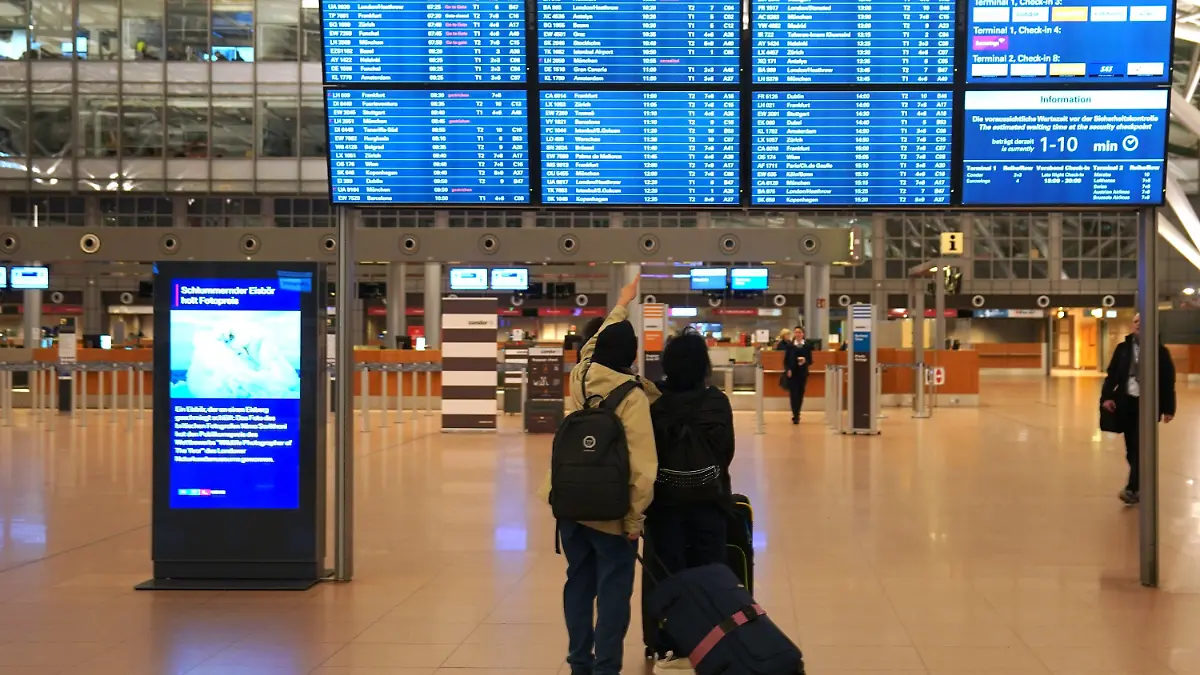 ARCHIV - 08.02.2024, Hamburg: Flugreisende am Hamburger Flughafen (zu dpa: «Betrieb am Hamburger Flughafen läuft wieder fast normal») Foto: Marcus Brandt/dpa +++ dpa-Bildfunk +++