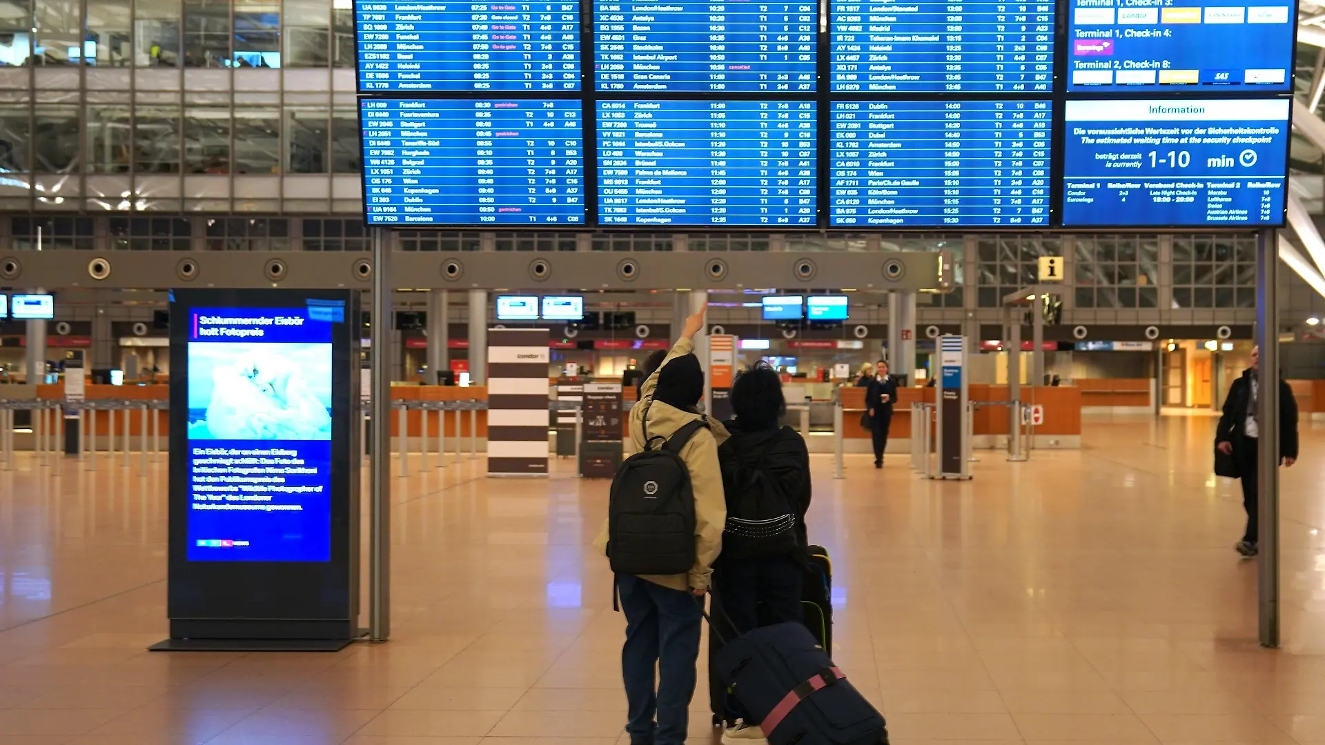 ARCHIV - 08.02.2024, Hamburg: Flugreisende am Hamburger Flughafen (zu dpa: «Betrieb am Hamburger Flughafen läuft wieder fast normal») Foto: Marcus Brandt/dpa +++ dpa-Bildfunk +++