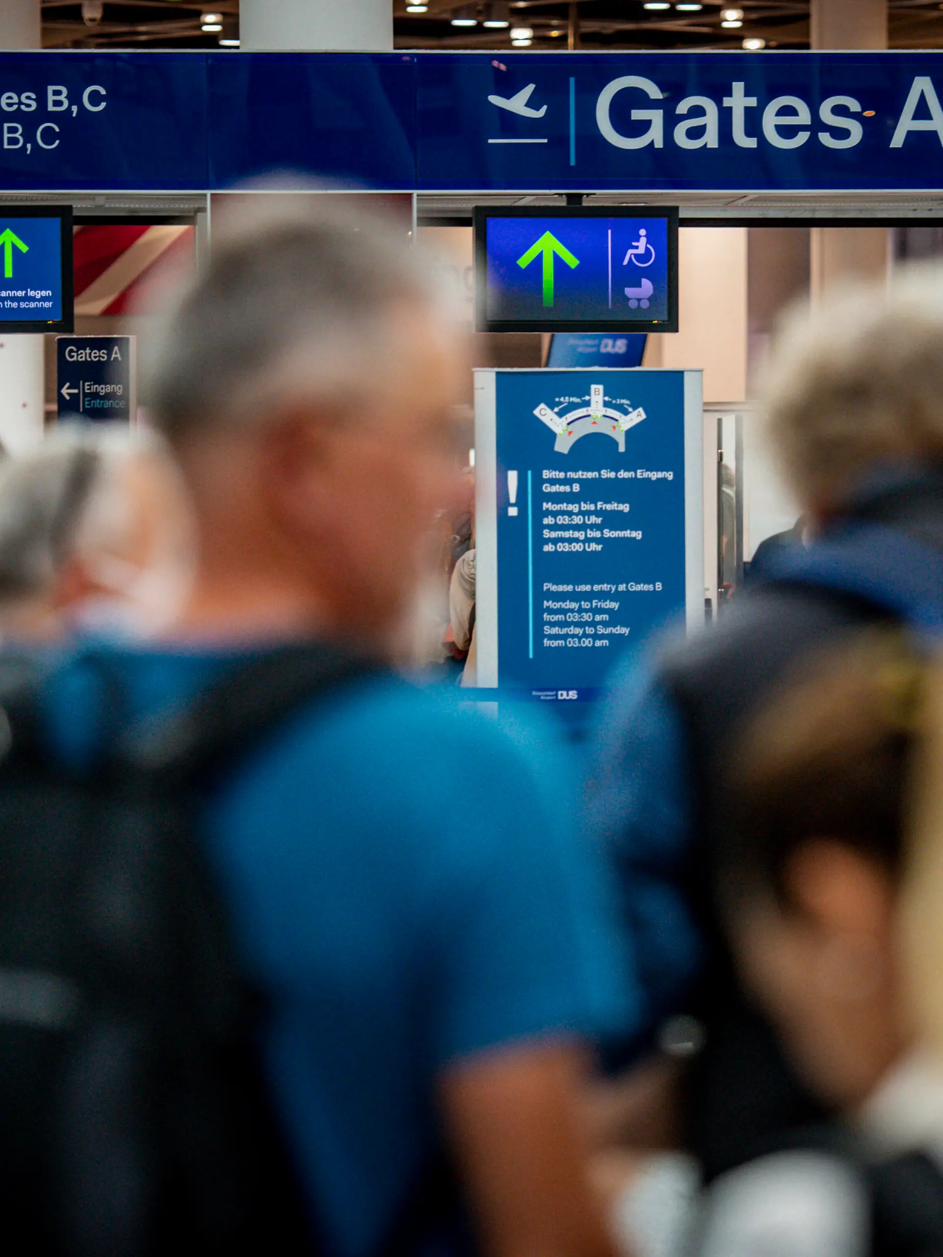 Ferienbeginn am Flughafen Duesseldorf Ferienbeginn am Flughafen Düsseldorf, Flugreisende fliegen in den Urlaub und müssen in langen Warteschlangen stehen, Duesseldorf Flughafen Düsseldorf Nordrhein-Westfalen Deutschland *** Vacation start at Duesseldorf Airport Holiday start at Duesseldorf Airport, air travelers fly to vacation and have to stand in long queues, Duesseldorf Airport Duesseldorf North Rhine Westphalia Germany Copyright: xChristopherxNeundorfx