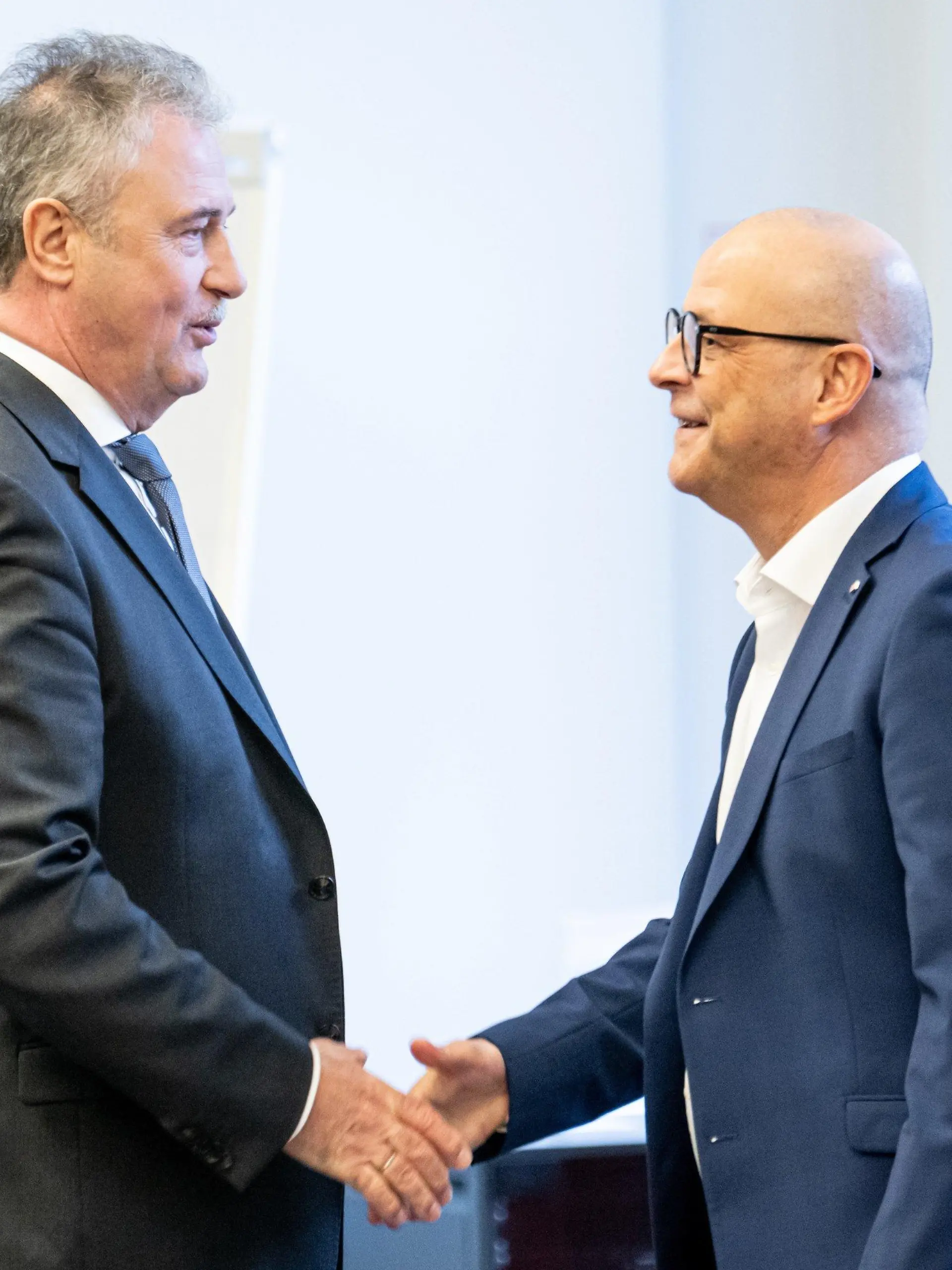 ARCHIV - 09.11.2023, NA, Berlin: Claus Weselsky (l-r), GDL-Chef, und Martin Seiler, DB-Personalvorstand, kommen zum Auftakt der Tarifverhandlungen zwischen der Deutschen Bahn und der GDL. Mehr als vier Monate nach Beginn des Konflikts gibt es nun eine Einigung.  (zu dpa: «Bahn will über Tarifstreit informieren - Einigung nahezu sicher») Foto: Fabian Sommer/dpa +++ dpa-Bildfunk +++
