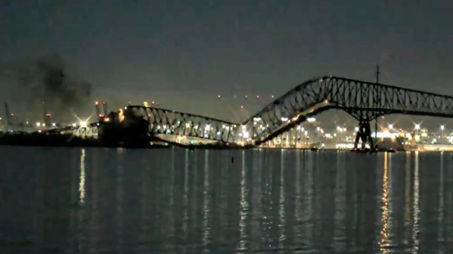 Stor bro kollapset i USA etter skipskollisjon Baltimore, USA 20240326. Francis Scott Key Bridge i den amerikanske byen Baltimore kollapset etter at et konteinerskip kjorte inn i den, opplyser lokale myndigheter til Fox Baltimore. Foto: Port of Baltimore / NTB Baltimore USA NRClPvr7xmY EDITORIAL USE ONLY Ref:_BNCNRClPvr7xmY.jpg PUBLICATIONxNOTxINxNORxSWExDENxFINxFRAxISL Copyright: xPortxofxBaltimorex/xNTBx