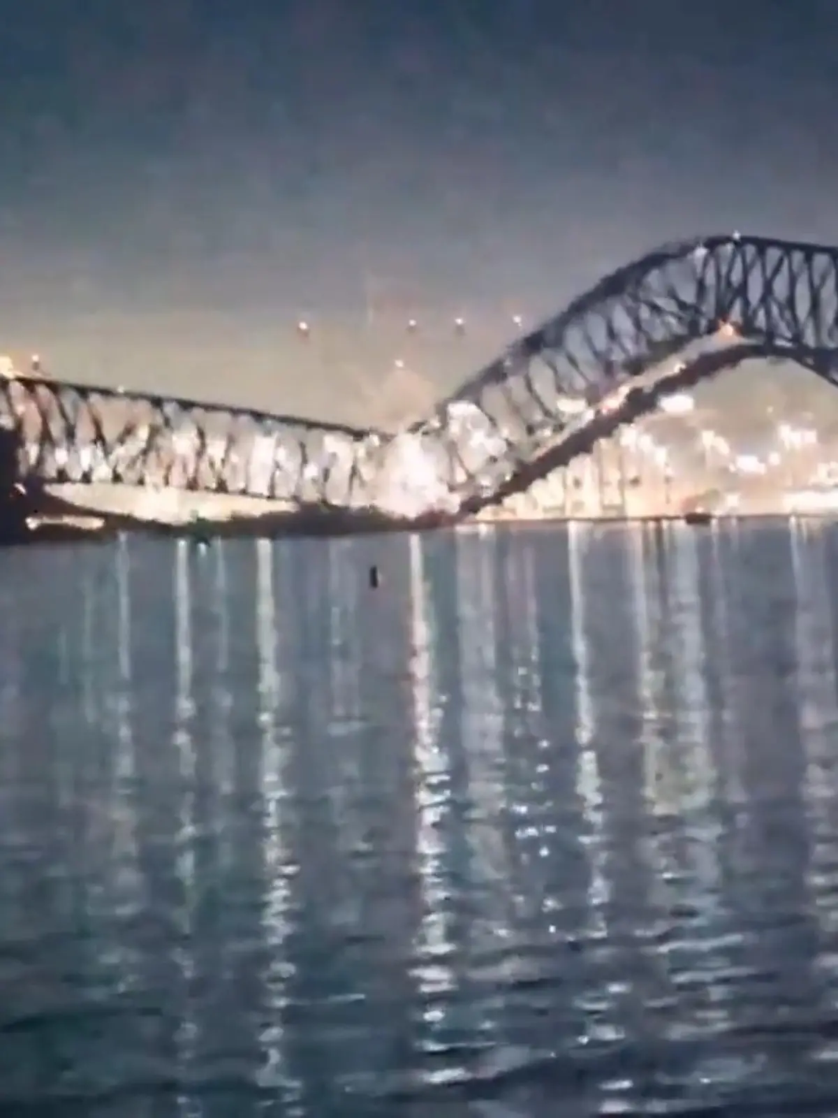 Baltimore steht unter Schock! Ein großes Schiff ist gegen eine Brücke gekracht und brachte diese zum Einsturz.