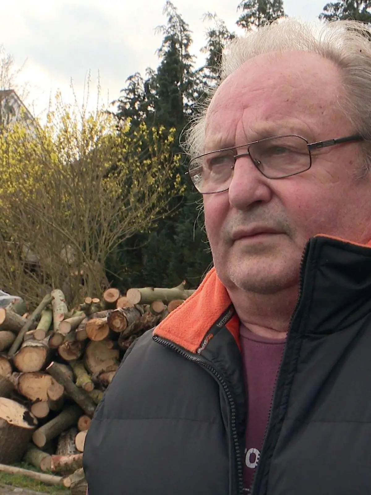 Im Grünen Weg in Grevesmühlen (Mecklenburg-Vorpommern) soll Wohnen illegal sein. Das besagt ein Bescheid, der Heinz Moselewski kürzlich zugestellt wurde. Nun bangt er, mit 70 Jahren bald auf der Straße zu sitzen. Wie kann das sein? Wie es heißt, wohne Heinz Moselewski (70) – und rund 50 andere Betroffene – in einem Gewerbegebiet. Privates Wohnen sei hier nur unter einer Bedingung gestattet: Man muss in einer der ansässigen Firmen angestellt sein und die Betriebswohnung nutzen. Doch: Vor zwei Jahren verkauft Moselewski seine Firma – sein Wohnrecht ist damit erloschen. Wir machen uns vor Ort ein Bild von der Situation und sprechen mit der Vizelandrätin von Nordwestmecklenburg, Katrin Partynowski. Wie kann es sein, dass eine Stadt plötzlich rund 50 Anwohner auf die Straße setzen will – obwohl sie schon länger von den privaten Wohnungen wusste? Und kann das Schicksal von Heinz Moselewski und den anderen Betroffen nochmal abgewendet werden? Im Video gibt’s die ganze unglaubliche Geschichte.