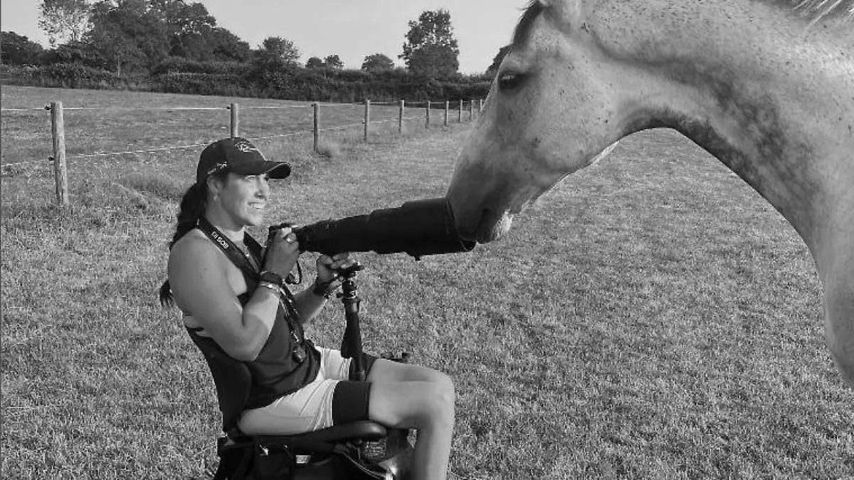 Reiterin Caroline March vor ihrem Suizid im Rollstuhl mit Pferd