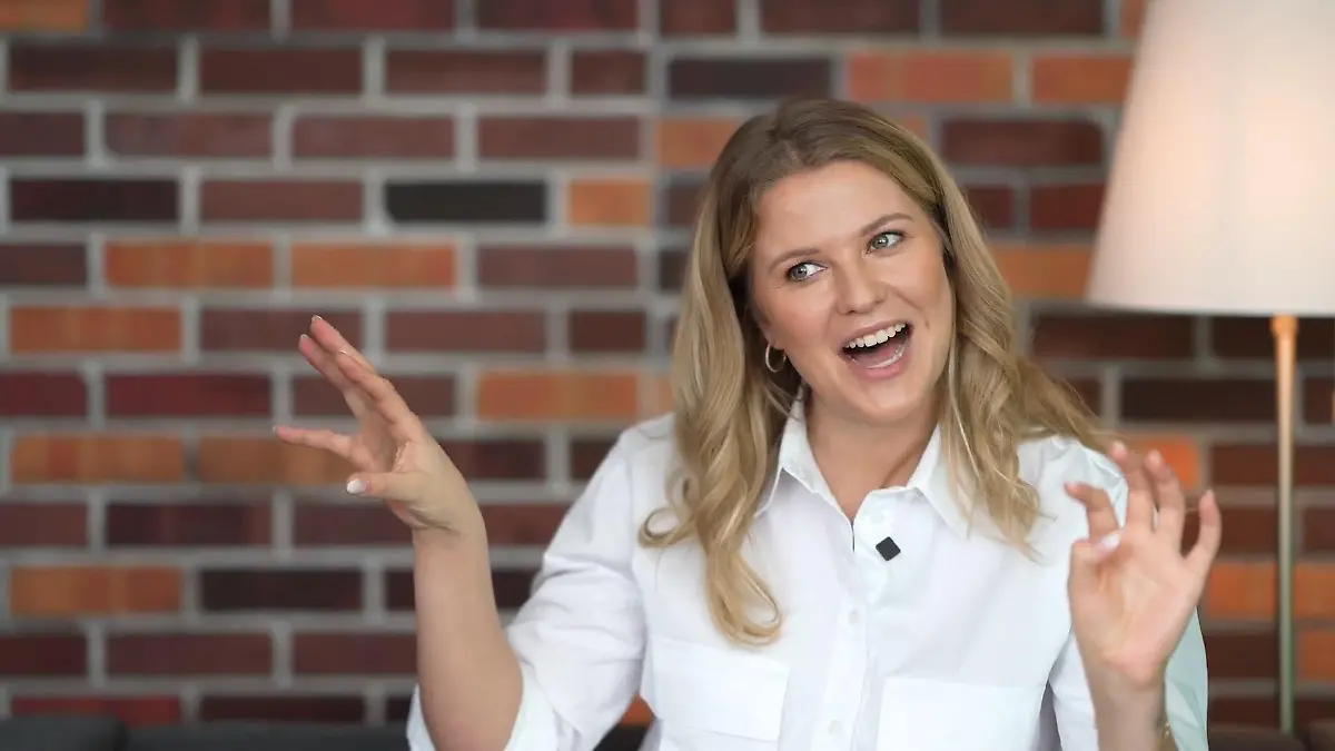 Josefin Bressel wirft einen Blick in Alicias Liebeskugel Paul oder Carlos?