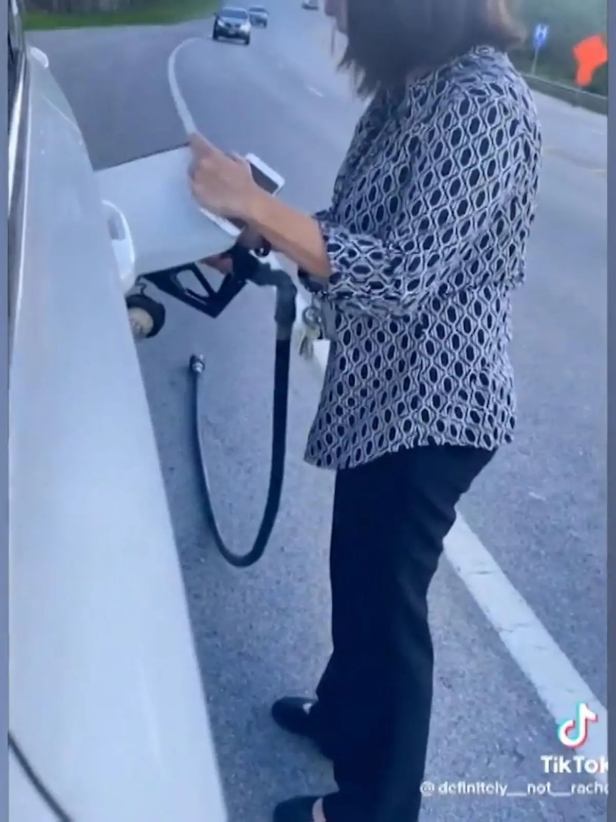 Mit den Worten „Wir haben ein riesiges Problem" betritt Christy gemeinsam mit ihrer Tochter Rachel eine Tankstelle. In ihrer Hand hat Christy dabei eine Zapfpistole - das Problem ist also definitiv kein kleines.