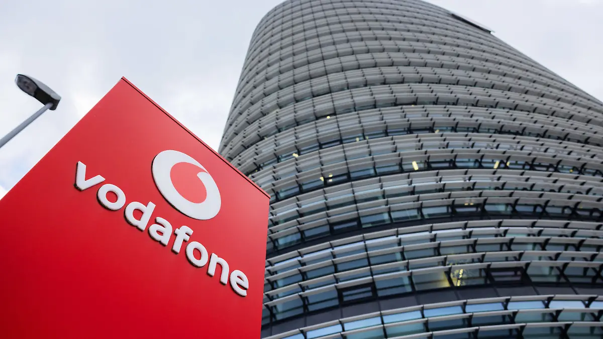ARCHIV - 24.01.2024, Nordrhein-Westfalen, Düsseldorf: Blick auf die Zentrale des Mobilfunkanbieters Vodafone, den Vodafone Campus. Mit einem Umbau- und Sparprogramm will Vodafone Deutschland in den kommenden zwei Jahren rund 400 Millionen Euro einsparen. (zu dpa: «Vodafone Deutschland baut 2000 Stellen ab») Foto: Rolf Vennenbernd/dpa +++ dpa-Bildfunk +++