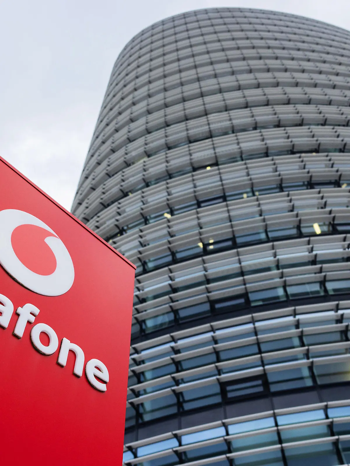 ARCHIV - 24.01.2024, Nordrhein-Westfalen, Düsseldorf: Blick auf die Zentrale des Mobilfunkanbieters Vodafone, den Vodafone Campus. Mit einem Umbau- und Sparprogramm will Vodafone Deutschland in den kommenden zwei Jahren rund 400 Millionen Euro einsparen. (zu dpa: «Vodafone Deutschland baut 2000 Stellen ab») Foto: Rolf Vennenbernd/dpa +++ dpa-Bildfunk +++