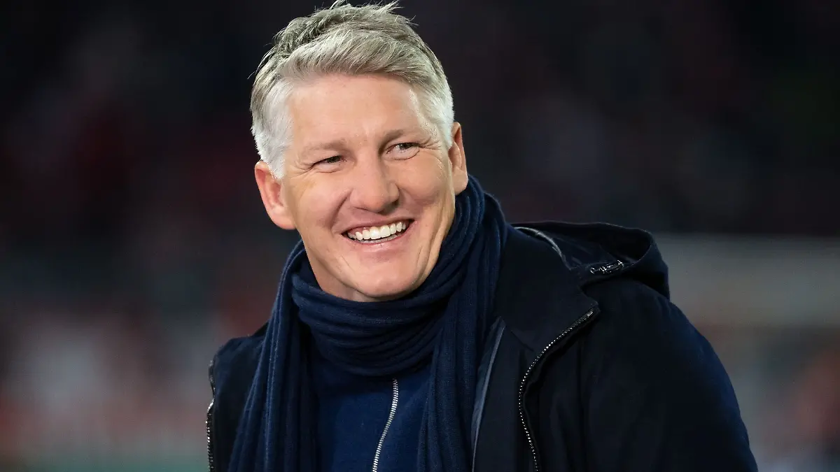 TV-Experte Bastian Schweinsteiger lacht vor einem Spiel in der Allianz Arena.