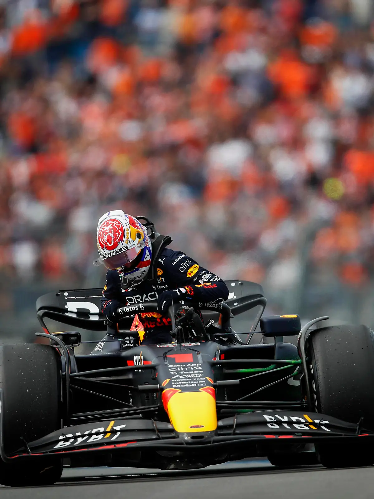 Formula 1 2022: Dutch GP CIRCUIT ZANDVOORT, NETHERLANDS - SEPTEMBER 02: Max Verstappen, Red Bull Racing, climbs out of his car after stopping on circuit during FP1 during the Dutch GP at Circuit Zandvoort on Friday September 02, 2022 in North Holland, Netherlands. Photo by Zak Mauger / LAT Images Images PUBLICATIONxINxGERxSUIxAUTxHUNxONLY GP2215_104214_54I1571 