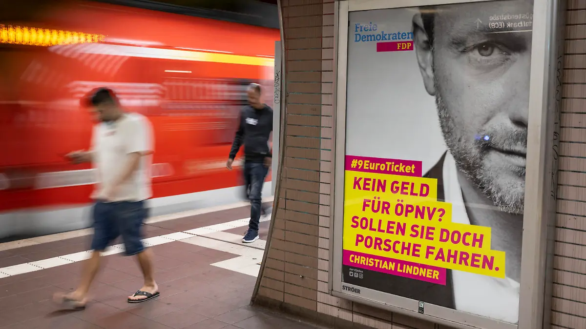 01.09.2022, Hessen, Frankfurt/Main: An ein offizielles Wahlplakat erinnert ein großflächiges Bild von FDP-Chef Christian Lindner, welches mit dem Spruch ·Kein Geld für ÖPNV? Sollen sie doch Porsche fahren· auf dem Bahnsteig eines S-Bahnhofes in Frankfurt hängt. (zu dpa "Werbeflächen «gekapert»: «Sollen sie doch Porsche fahren»") Foto: Boris Roessler/dpa - ACHTUNG: Nur zur redaktionellen Verwendung (bis zum 30.09.2022) im Zusammenhang mit der aktuellen Berichterstattung und nur mit vollständiger Nennung des vorstehenden Credits +++ dpa-Bildfunk +++