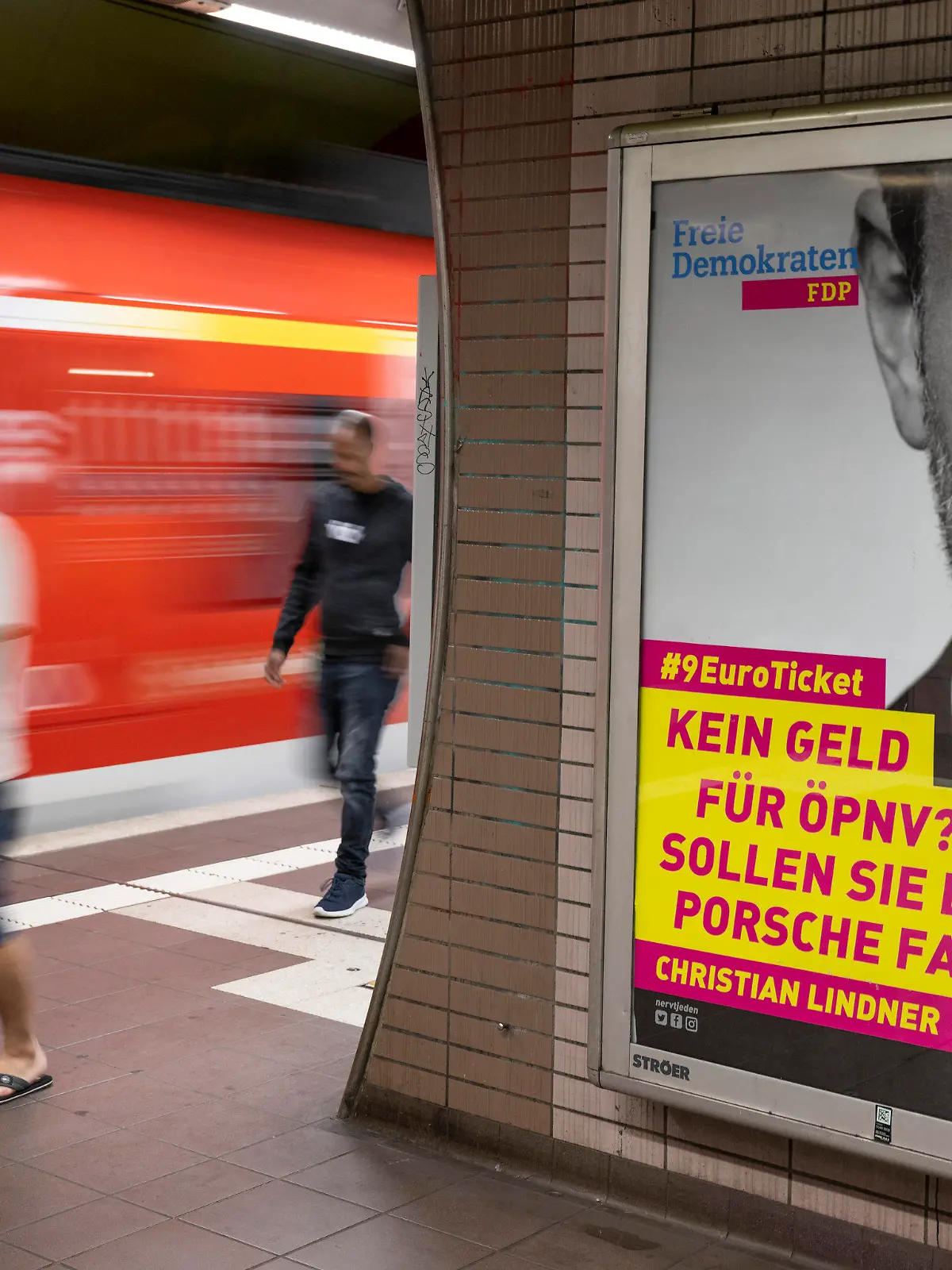 01.09.2022, Hessen, Frankfurt/Main: An ein offizielles Wahlplakat erinnert ein großflächiges Bild von FDP-Chef Christian Lindner, welches mit dem Spruch ·Kein Geld für  ÖPNV? Sollen sie doch Porsche fahren· auf dem Bahnsteig eines S-Bahnhofes in Frankfurt hängt.    (zu dpa "Werbeflächen «gekapert»: «Sollen sie doch Porsche fahren»") Foto: Boris Roessler/dpa - ACHTUNG: Nur zur redaktionellen Verwendung (bis zum 30.09.2022) im Zusammenhang mit der aktuellen Berichterstattung und nur mit vollständiger Nennung des vorstehenden Credits +++ dpa-Bildfunk +++