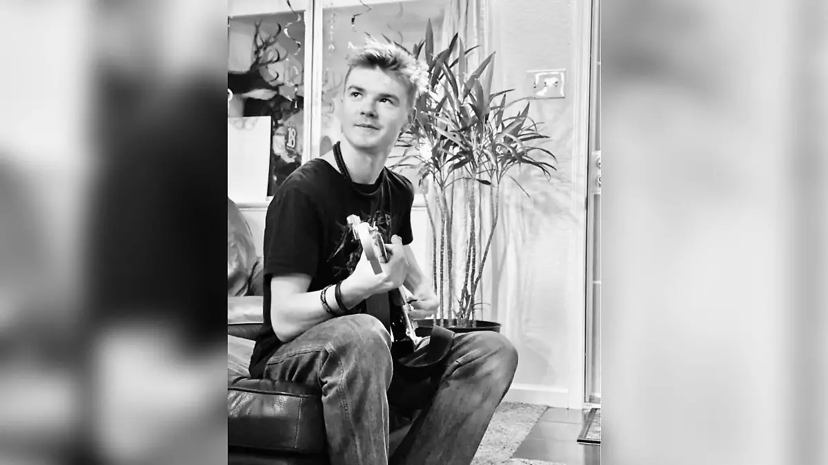 Taylen liebte es, Gitarre zu spielen.