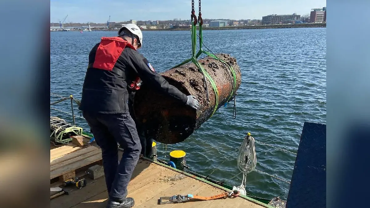 Die Einsatzkräfte schaffen es die Bombe sicher auf das Ponton zu heben.