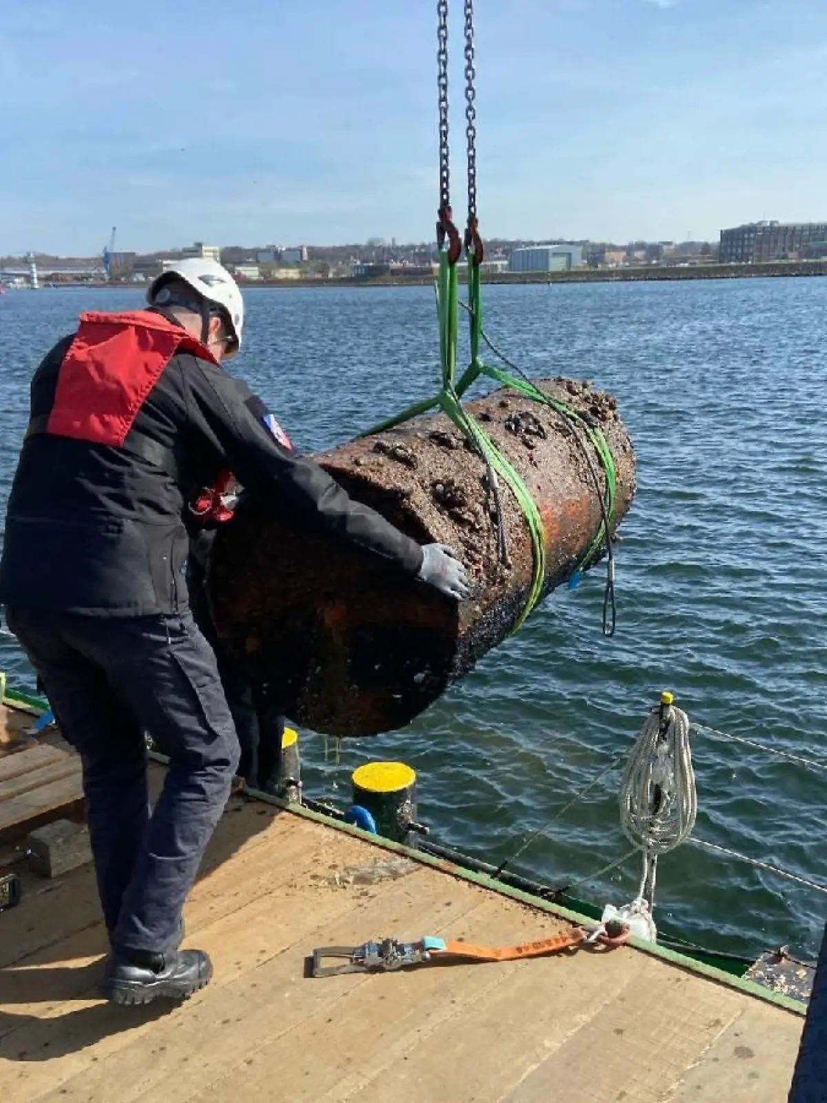 Die Einsatzkräfte schaffen es die Bombe sicher auf das Ponton zu heben.