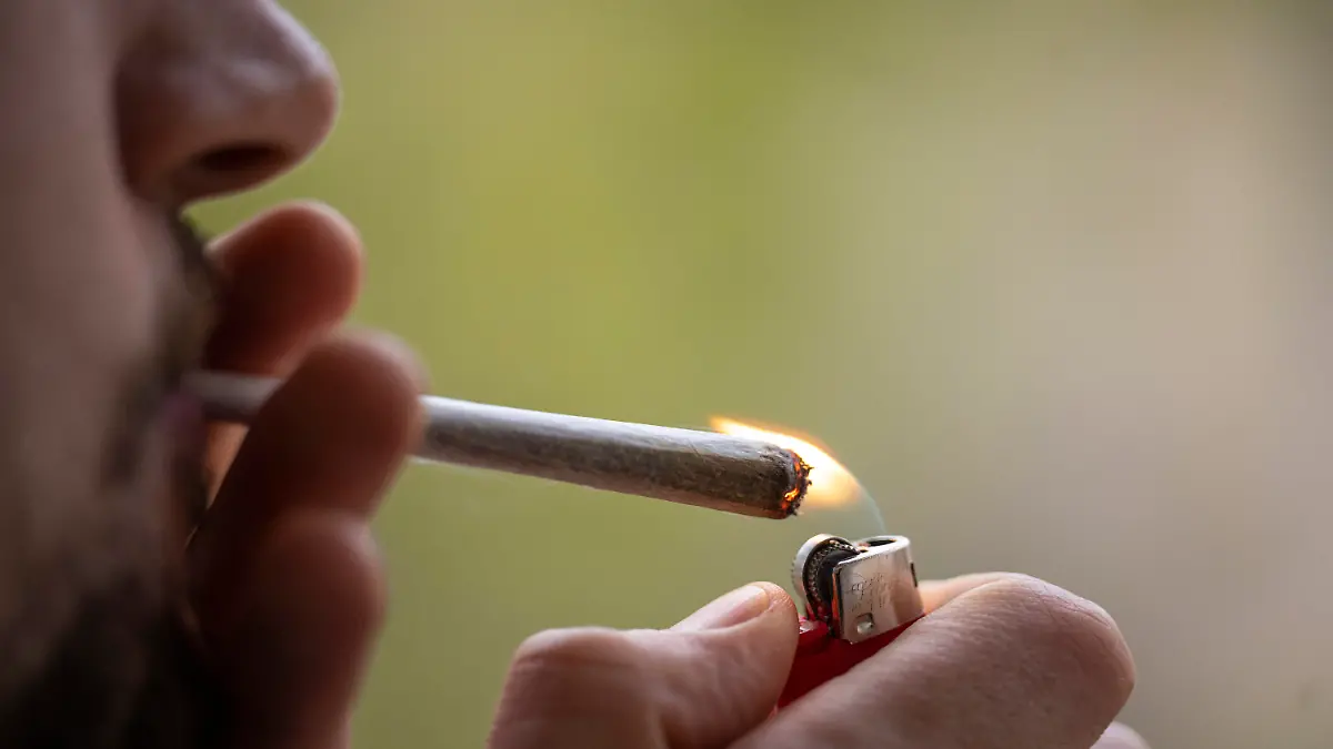 ARCHIV - 15.04.2023, Berlin: Ein Mann zündet sich einen Joint an. (zu dpa: «Justizsenatorin: Cannabis-Gesetz enormer Aufwand für Justiz») Foto: Hannes P Albert/dpa +++ dpa-Bildfunk +++