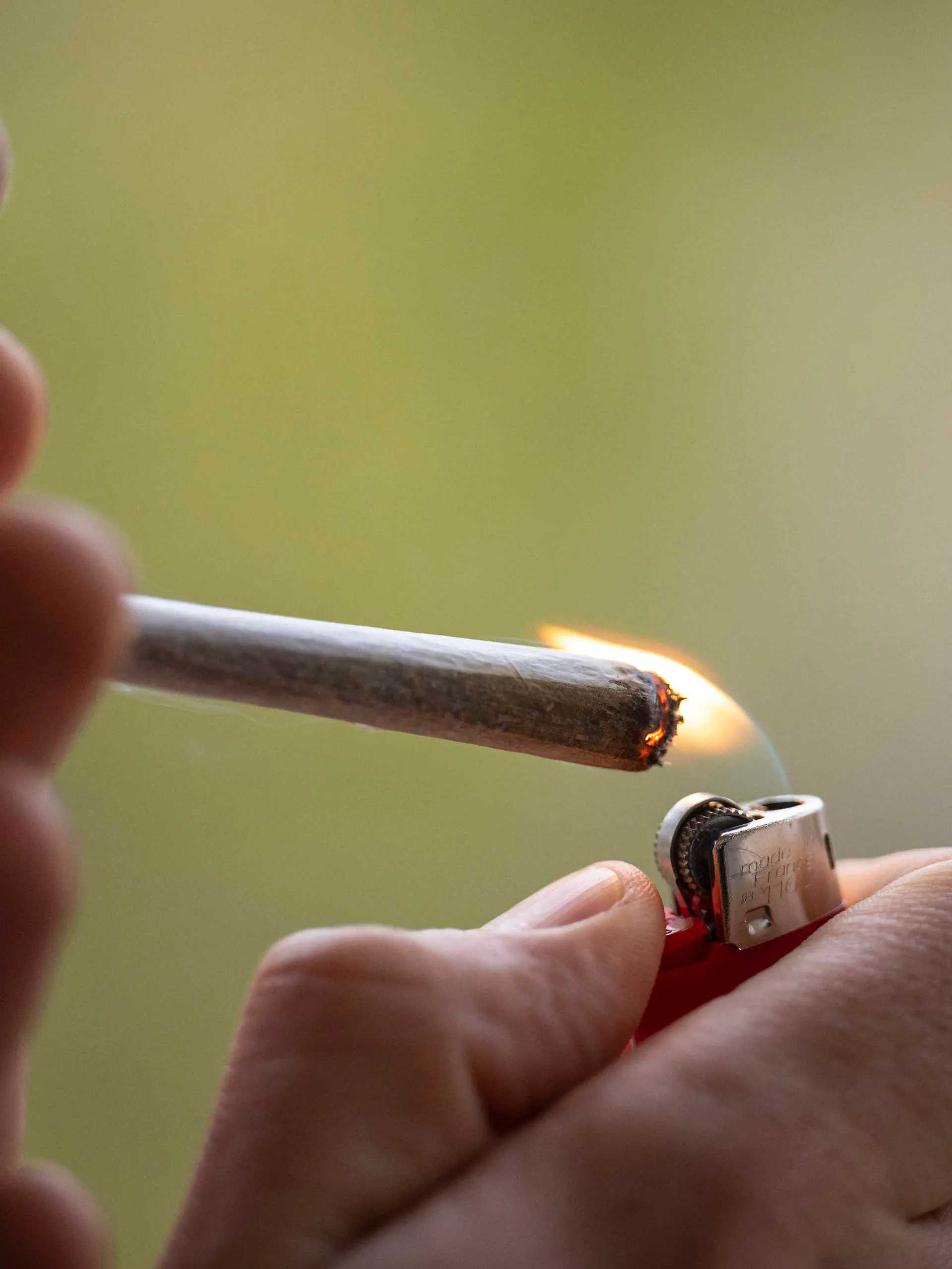 ARCHIV - 15.04.2023, Berlin: Ein Mann zündet sich einen Joint an. (zu dpa: «Justizsenatorin: Cannabis-Gesetz enormer Aufwand für Justiz») Foto: Hannes P Albert/dpa +++ dpa-Bildfunk +++
