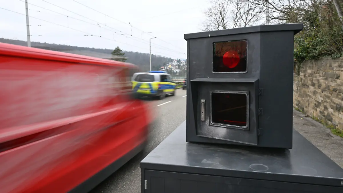 08.03.2024, Baden-Württemberg, Stuttgart: Autos fahren auf einer Zufahrtsstraße zur Innenstadt von Stuttgart an einem Blitzer zur Geschwindigkeitskontrolle vorbei. (Wischeffekt durch Langzeitbelichtung) Foto: Bernd Weißbrod/dpa +++ dpa-Bildfunk +++