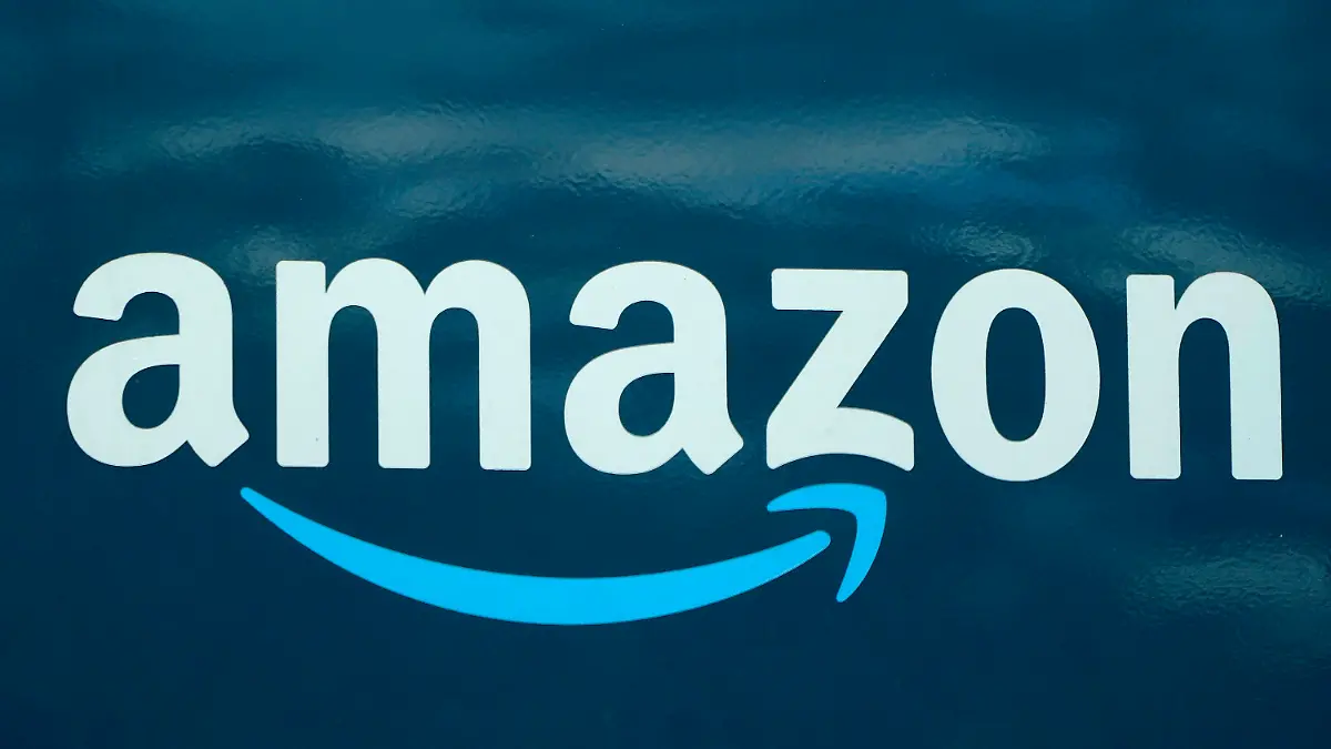 ARCHIV - 01.10.2020, USA, Boston: Ein Amazon-Logo auf einem Lieferwagen. (zu dpa: «Amazon: Mehr als sieben Millionen gefälschte Artikel gestoppt») Foto: Steven Senne/AP/dpa +++ dpa-Bildfunk +++