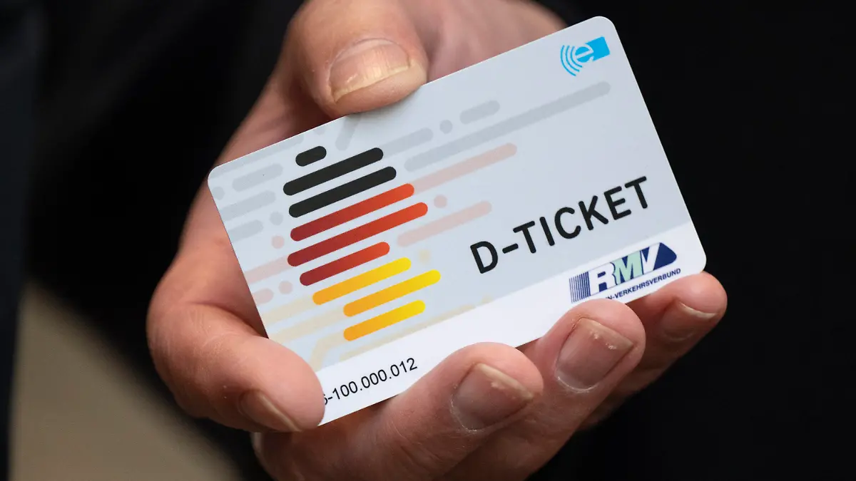ARCHIV - 03.04.2023, Hessen, Frankfurt/Main: Ein «D-Ticket» im Chipkartenformat wird anlässlich des Verkaufsstarts des Deutschlandtickets im Frankfurter Hauptbahnhof auf einem Pressetermin gezeigt. (zu dpa: «RMV kämpft mit zahlreichen Betrugsfällen beim Deutschlandticket») Foto: Boris Roessler/dpa +++ dpa-Bildfunk +++