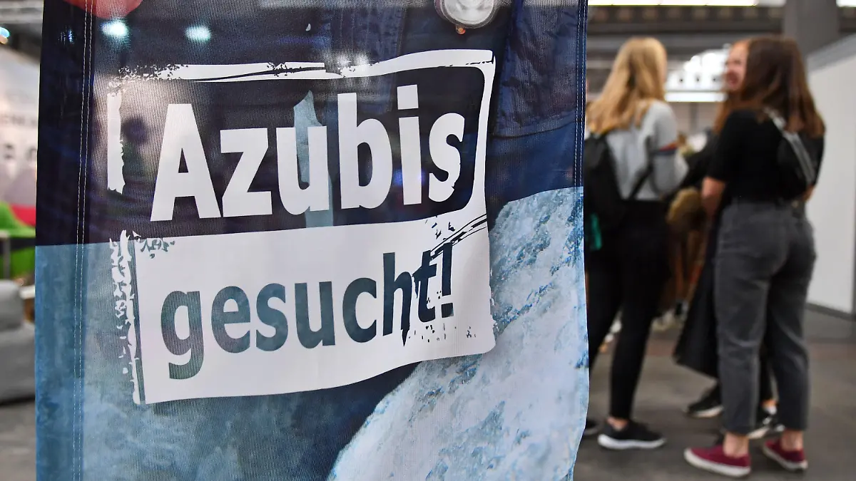 ARCHIV - 13.11.2019, Thüringen, Erfurt: «Azubis gesucht» steht auf einem Banner bei der Berufsorientierungsmesse «Forum Berufsstart». (zu dpa: «Schulversuch soll junge Fachkräfte sichern») Foto: Martin Schutt/dpa-Zentralbild/dpa +++ dpa-Bildfunk +++