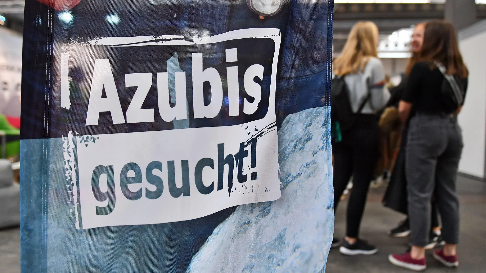 ARCHIV - 13.11.2019, Thüringen, Erfurt: «Azubis gesucht» steht auf einem Banner bei der Berufsorientierungsmesse «Forum Berufsstart». (zu dpa: «Schulversuch soll junge Fachkräfte sichern») Foto: Martin Schutt/dpa-Zentralbild/dpa +++ dpa-Bildfunk +++