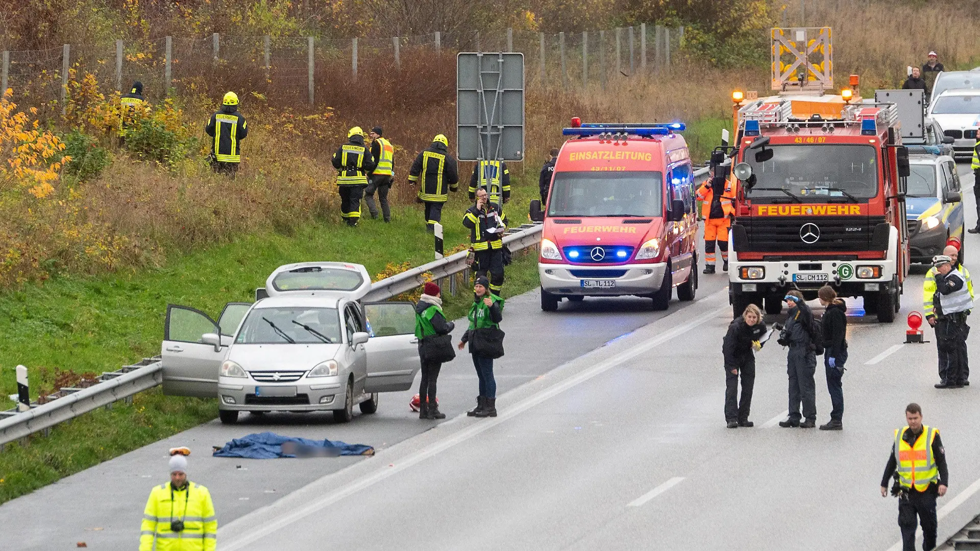 ARCHIV - 20.11.2021, Schleswig-Holstein, Schleswig: Polizisten ermitteln auf der Autobahn 7 nach einem vermuteten Tötungsdelikt. Wegen Mordes an seiner Ehefrau muss sich ein zu Prozessbeginn 34 Jahre alter Mann seit knapp zwei Jahren vor dem Landgericht Flensburg verantworten. Am Dienstag werden Plädoyers der Verteidigung und eventuell ein Urteil erwartet. (zu dpa: «Frau an Autobahn getötet - Plädoyers der Verteidigung») Foto: Benjamin Nolte/dpa +++ dpa-Bildfunk +++