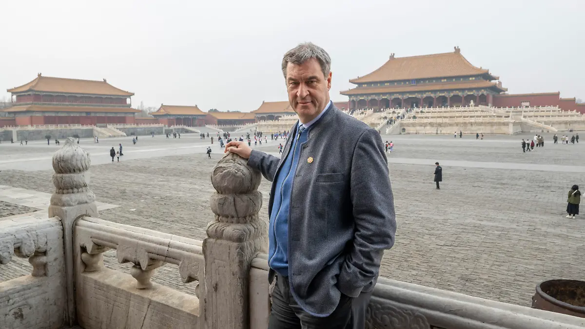 26.03.2024, China, Peking: Markus Söder (CSU), Ministerpräsident von Bayern, besucht die historische verbotene Stadt in der chinesischen Hauptstadt. Söder bereist bis zum 28.03.2024 die Volksrepublik China. Foto: Peter Kneffel/dpa +++ dpa-Bildfunk +++