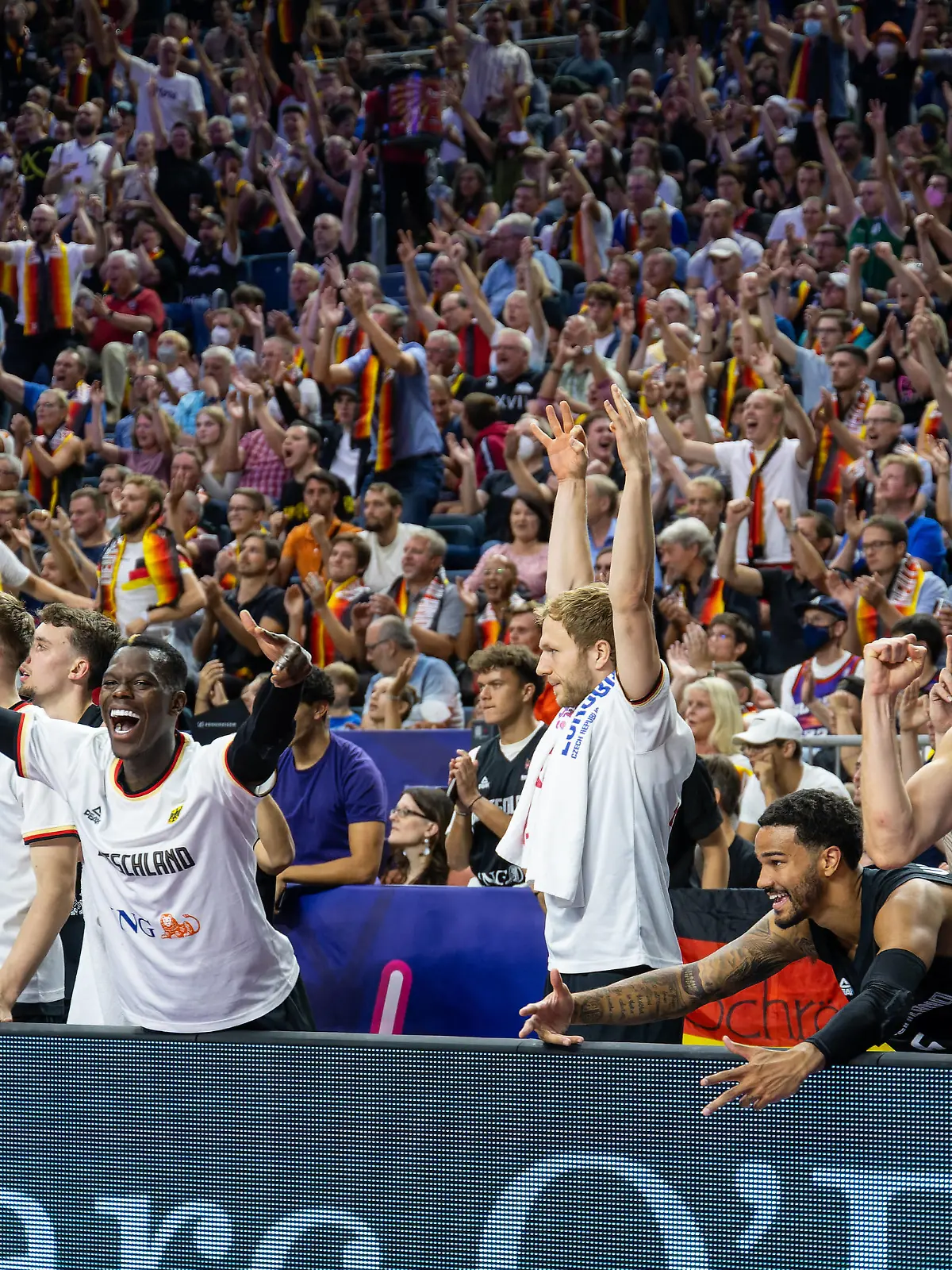 Basketball Köln 01.09.2022 Eurobasket 2022 Vorrunde Frankreich FRA - Deutschland GER Jubel Deutschland Dennis Schröder / Schroeder Deutschland, No.17 Schröder Schroder und andere *** Basketball Cologne 01 09 2022 Eurobasket 2022 preliminary round France FRA Germany GER cheer Germany Dennis Schröder Schroeder Germany, No 17 Schröder Schroder and others 