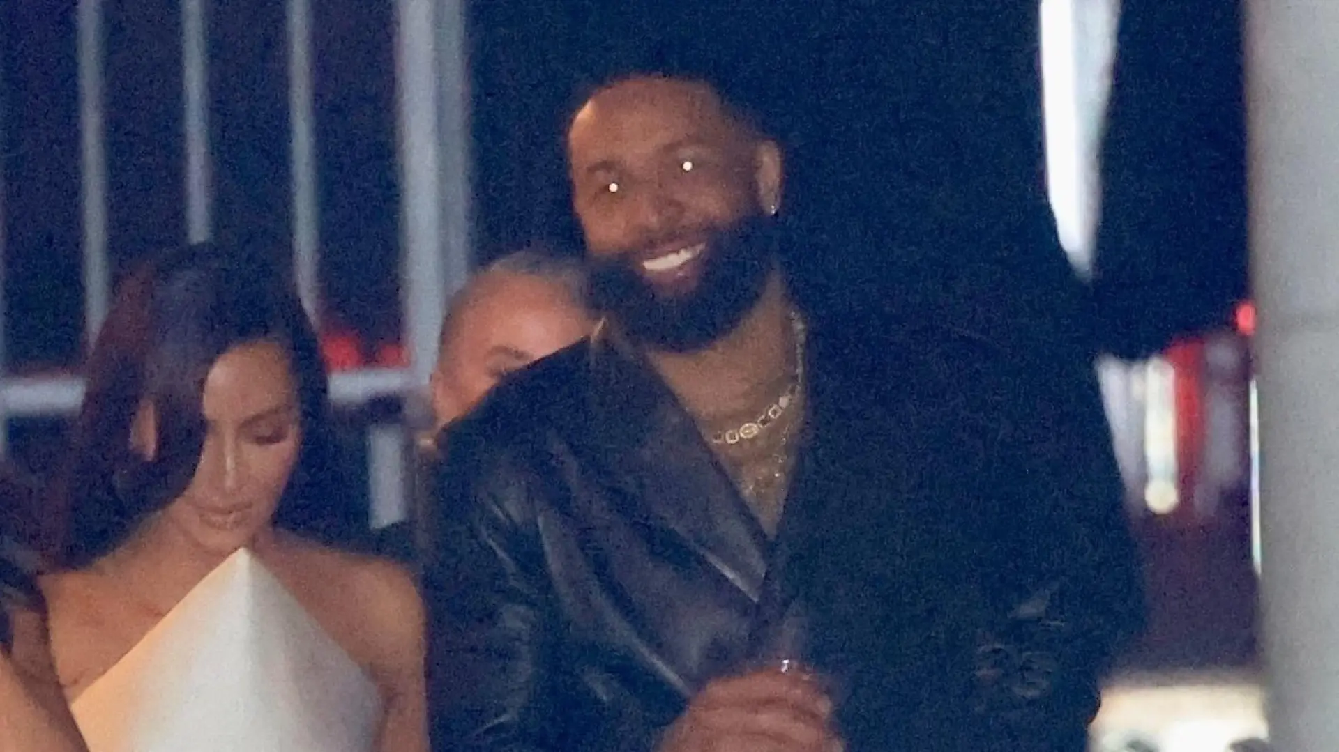 SONDERKONDITIONEN: MINDESTHONORAR: *EXCLUSIVE* Beverly Hills, CA - Reality TV sensation Kim Kardashian and NFL star Odell Beckham Jr. turned heads as they exited the Vanity Fair Oscars After-Party together. The duo's joint appearance fueled speculation about their relationship status, leaving fans buzzing with excitement.
Pictured: Kim Kardashian, Odell Beckham Jr.
BACKGRID USA 11 MARCH 2024 


