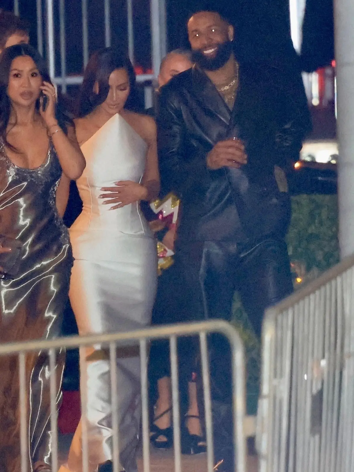SONDERKONDITIONEN: MINDESTHONORAR: *EXCLUSIVE* Beverly Hills, CA - Reality TV sensation Kim Kardashian and NFL star Odell Beckham Jr. turned heads as they exited the Vanity Fair Oscars After-Party together. The duo's joint appearance fueled speculation about their relationship status, leaving fans buzzing with excitement.
Pictured: Kim Kardashian, Odell Beckham Jr.
BACKGRID USA 11 MARCH 2024 



