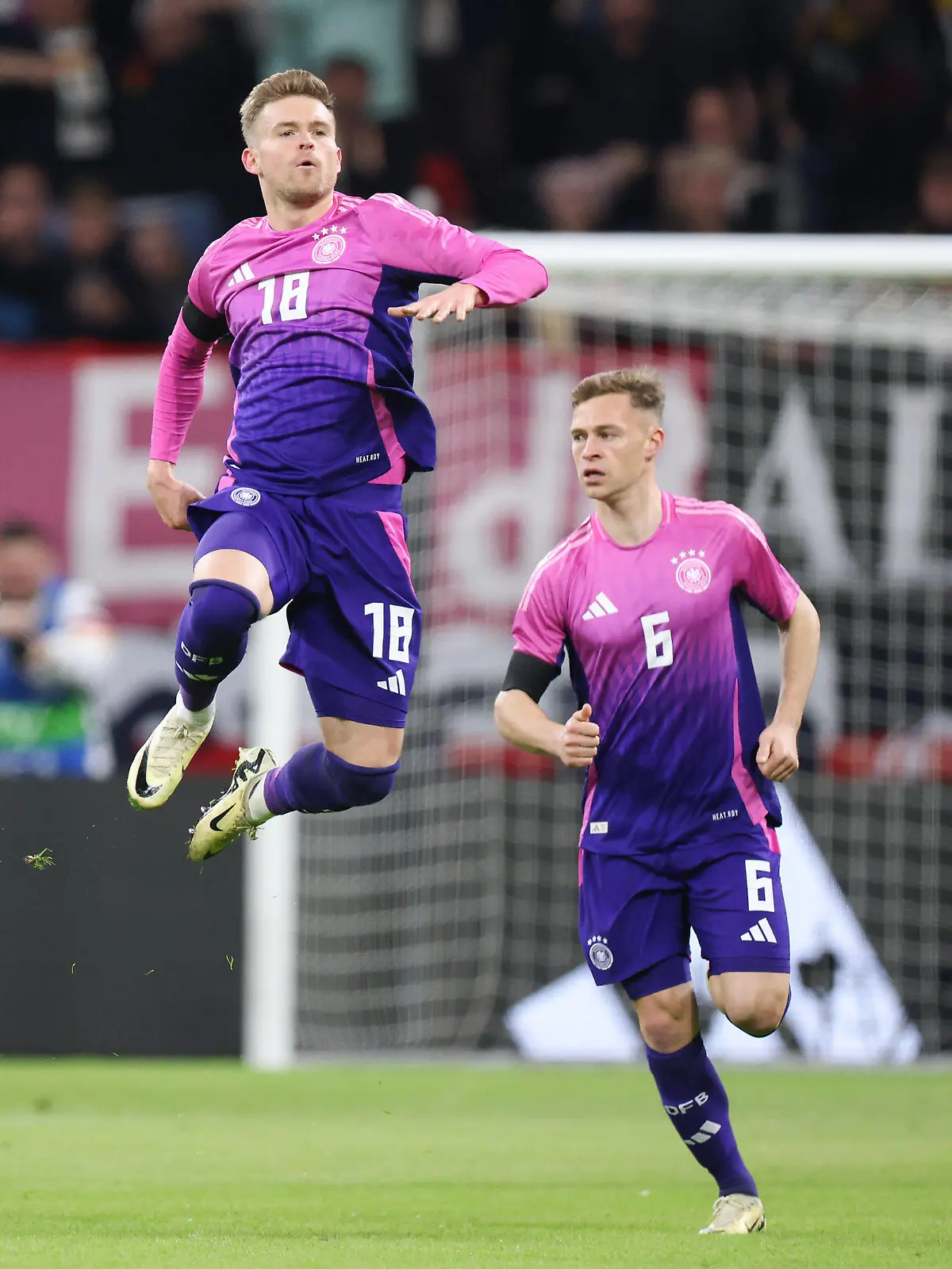 Deutschland - Niederlande, Testspiel Maximilian Mittelstädt Deutschland, 18 jubelt nach seinem Tor zum 1:1. Links Antonio Rüdiger Deutschland, 2, rechts neben ihm Joshua Kimmich Deutschland, 6 und Jonathan Tah Deutschland, 4. Fußball-Länderspiel zwischen Deutschland und der Niederlande am 26. März 2024 im Deutsche Bank Park in Frankfurt am Main., Frankfurt am Main Hessen Deutschland Deutsche Bank Park *** Germany Netherlands, test match Maximilian Mittelstädt Germany, 18 cheers after his goal for 1 1 Left Antonio Rüdiger Germany, 2 , to his right Joshua Kimmich Germany, 6 and Jonathan Tah Germany, 4 International soccer match between Germany and the Netherlands on March 26, 2024 at Deutsche Bank Park in Frankfurt am Main , Frankfurt am Main Hessen Germany Deutsche Bank Park