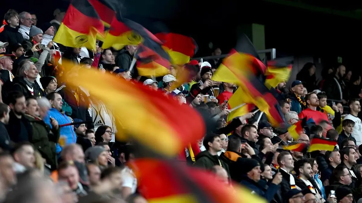Fußball: Länderspiele, Deutschland - Niederlande, Deutsche Bank Park. Fans feuern die deutsche Mannschaft an.