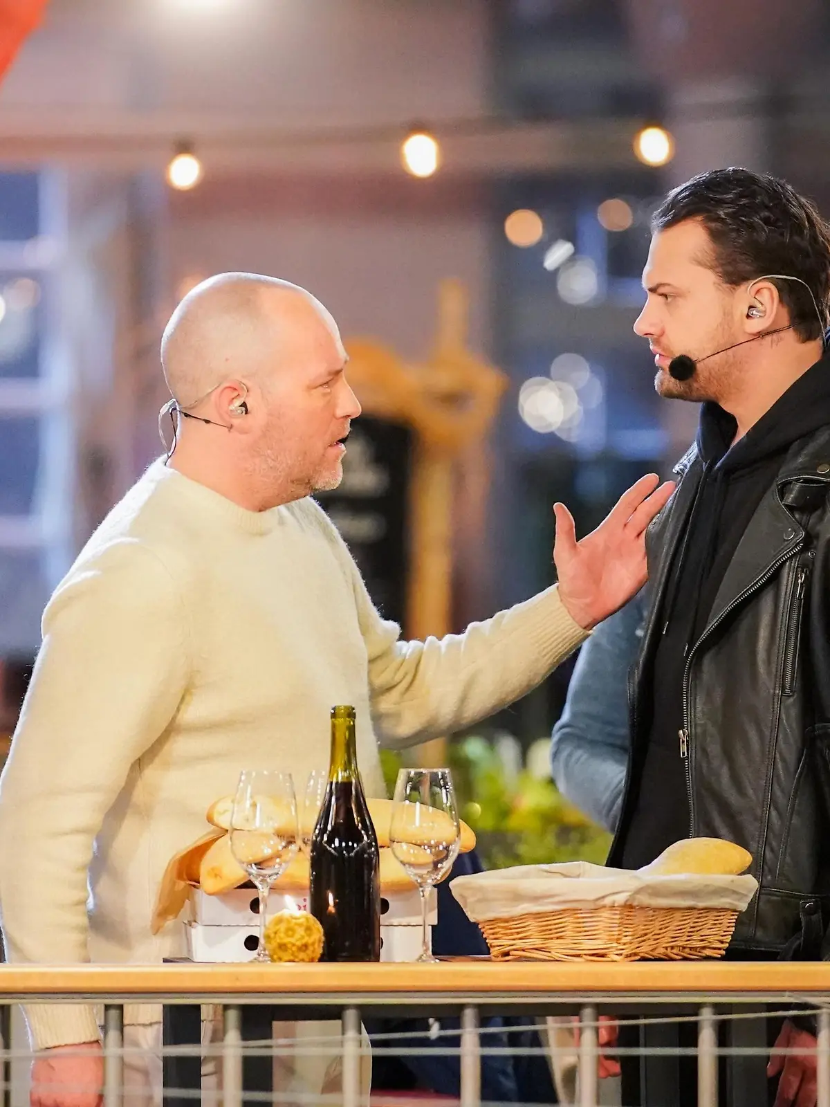 Jesus (Ben Blümel, l.) im Gespräch mit Judas (Jimi Blue Ochsenknecht).
 / 