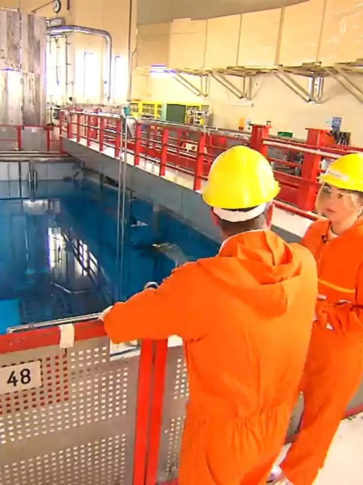 2011 wurde es nach der Reaktorkatastrophe von Fukushima stillgelegt, seit 2017 wird es rückgebaut – das Atomkraftwerk in Biblis. Seitdem hat sich hier einiges getan. Wir haben das als Anlass genommen, uns das Innere noch einmal genauer anzusehen. Die Tour durch das stillgelegte Atomkraftwerk gibt es im Video zu sehen.