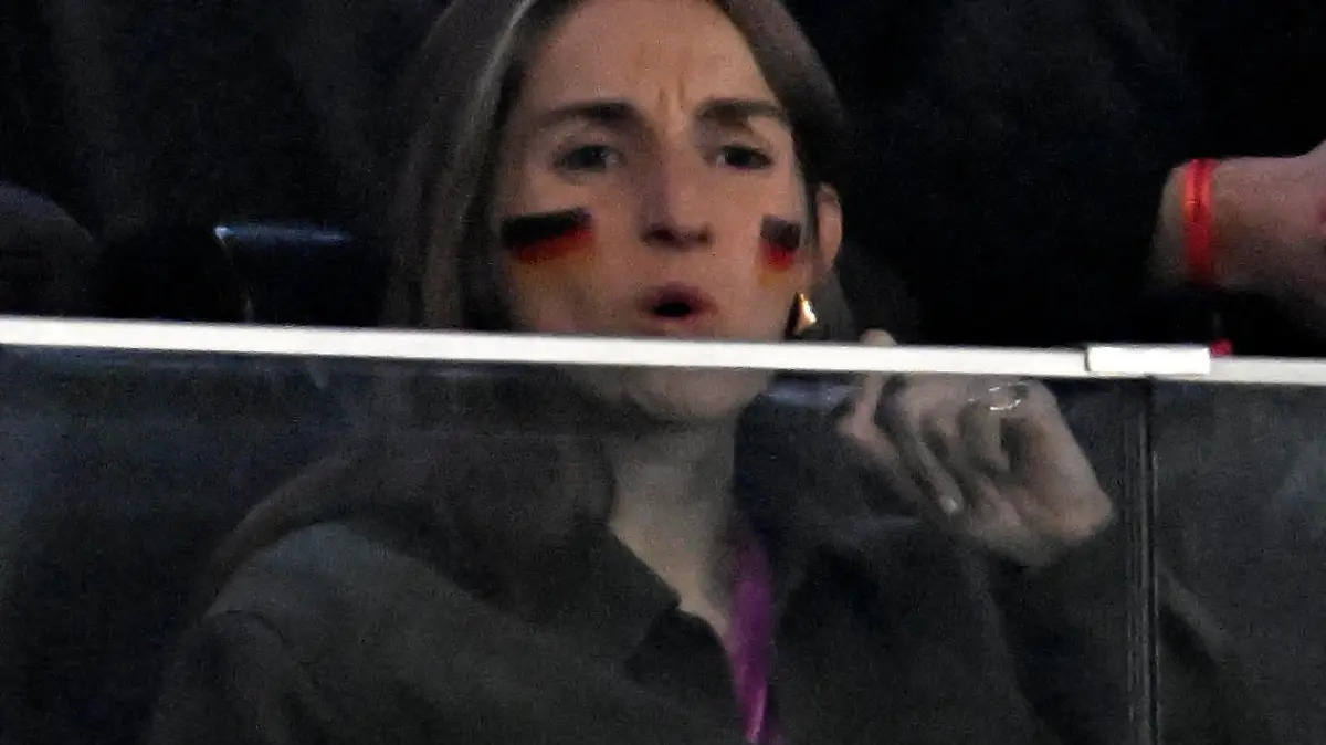 26.03.2024, Fussball Nationalteams Freundschaftsspiele 2024, Deutschland - Niederlande, im Stadion Deutsche-Bank-Park in Frankfurt am Main,Lena Wurzenberger Deutschland Freundin von Trainer Julian Nagelsmann Deutschland mit schwarz-rot-goldener Fahne auf der Wange *** 26 03 2024, Football national teams friendlies 2024, Germany Netherlands, at the stadium Deutsche Bank Park in Frankfurt am Main,Lena Wurzenberger Germany girlfriend of coach Julian Nagelsmann Germany with black red golden flag on her cheek