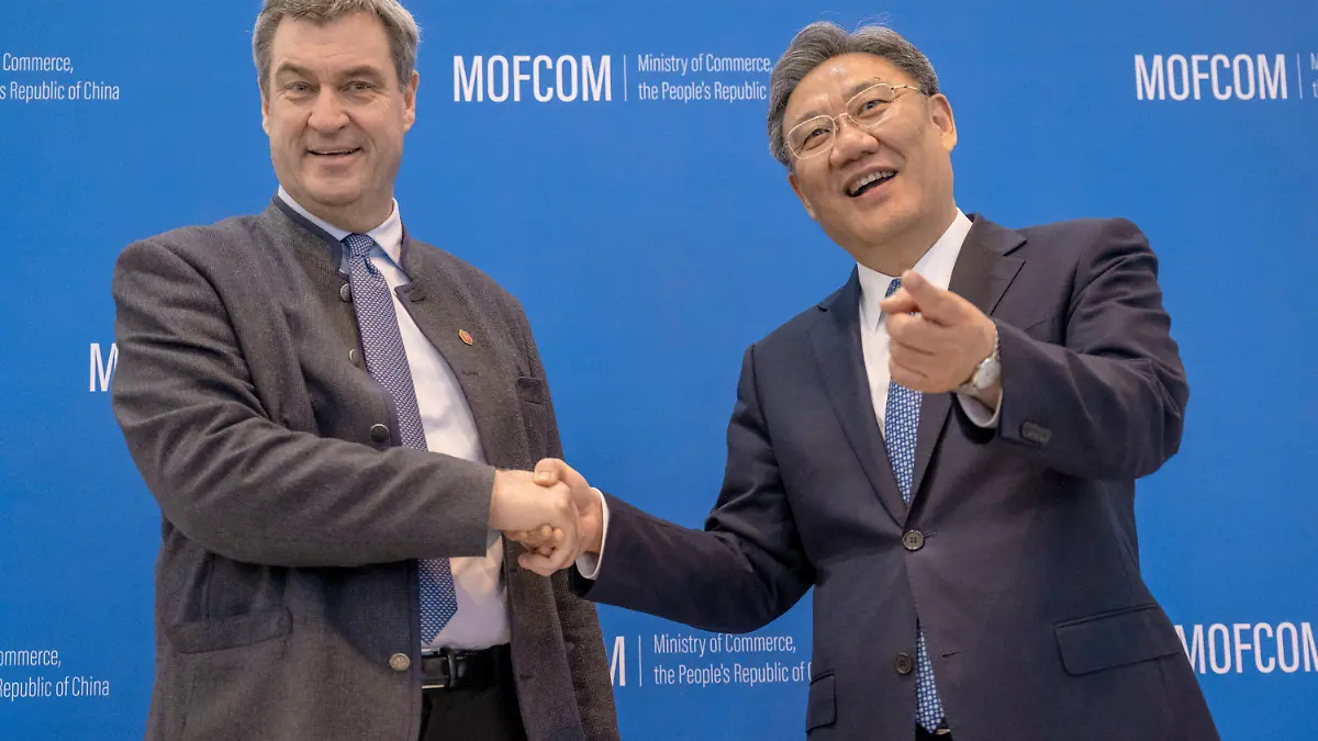 26.03.2024, China, Peking: Markus Söder (l, CSU), Ministerpräsident von Bayern, wird in der chinesischen Hauptstadt vom Handelsminister der Volksrepublik China, Wang Wentao, zu Gesprächen empfangen. Söder bereist bis zum 28.03.2024 die Volksrepublik China. Foto: Peter Kneffel/dpa +++ dpa-Bildfunk +++