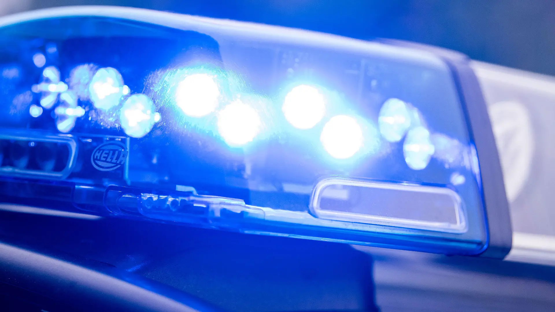 ARCHIV - 15.05.2019, Bayern, Dachau: Ein Blaulicht leuchtet an einer Polizeistreife. (zu dpa: «Als Schauspieler ausgegeben: 50-Jähriger nach Betrugsverdacht in Haft») Foto: Lino Mirgeler/dpa +++ dpa-Bildfunk +++