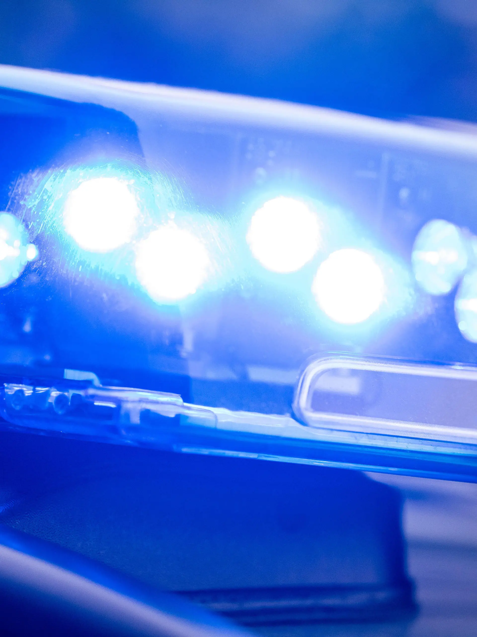 ARCHIV - 15.05.2019, Bayern, Dachau: Ein Blaulicht leuchtet an einer Polizeistreife. (zu dpa: «Als Schauspieler ausgegeben: 50-Jähriger nach Betrugsverdacht in Haft») Foto: Lino Mirgeler/dpa +++ dpa-Bildfunk +++