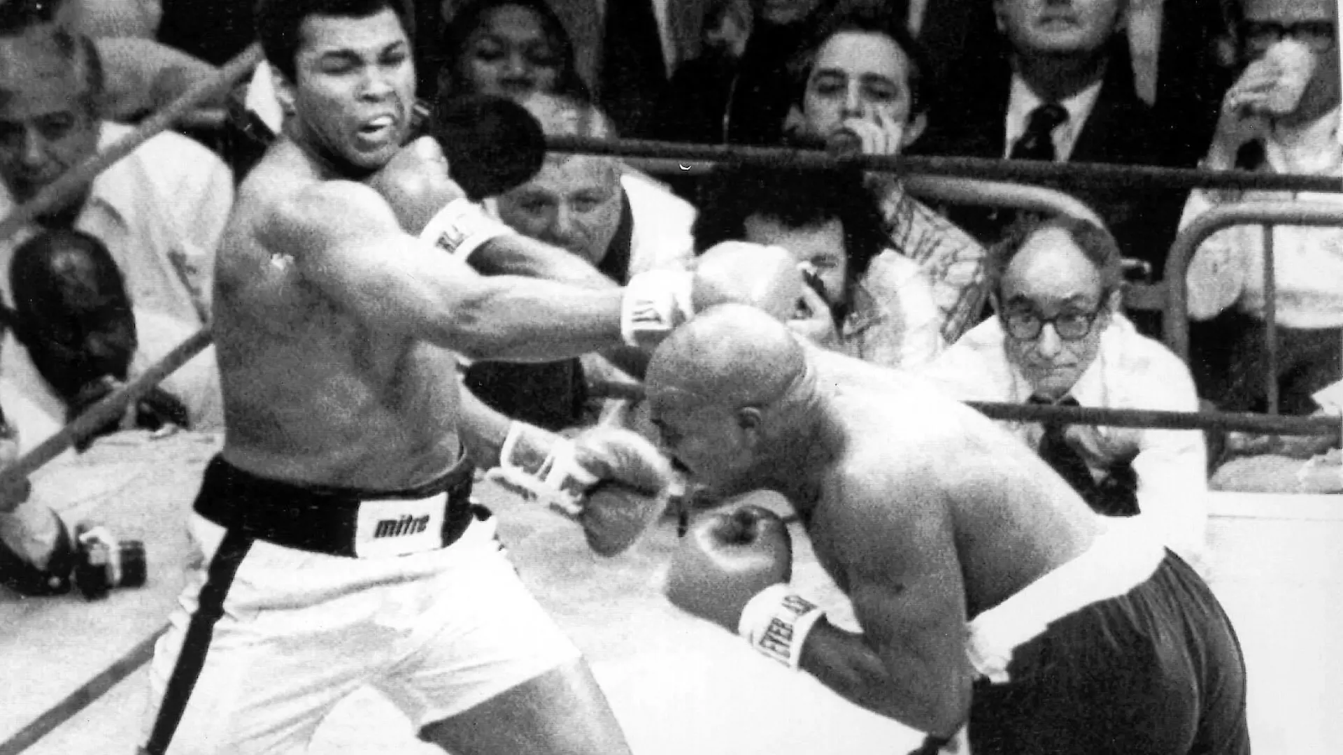 EARNIE SHAVERS TAGS MUHAMMAD ALI WITH A LONG RIGHT IN THE SECOND ROUND OF THEIR HEAVYVEIGHT BOUT../.HPT/WST/BELGA PUBLICATIONxINxGERxSUIxAUTxONLY x85196886stx