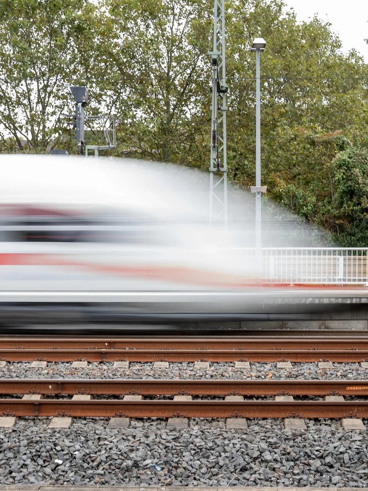 Ein ICE durchfährt den Bahnhof Siegburg-Bonn Symbolfoto Deutsche Bahn AGEin ICE durchfährt den Bahnhof Siegburg-Bonn Symbolfoto Deutsche Bahn AG, Siegburg Nordrhein-Westfalen Deutschland Bahnhof Siegburg-Bonn *** An ICE passes through Siegburg Bonn station symbol photo Deutsche Bahn AG An ICE passes through Siegburg Bonn station symbol photo Deutsche Bahn AG, Siegburg North Rhine Westphalia Germany Siegburg Bonn station
