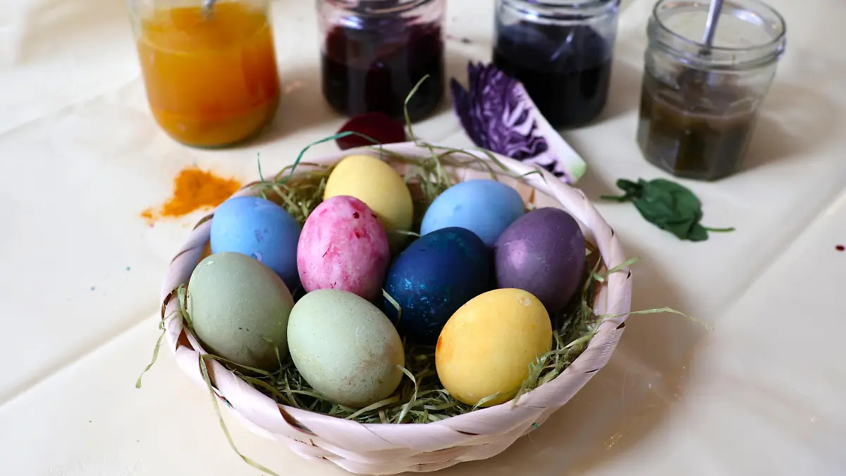 Eier färben mit natürlichen Lebensmitteln