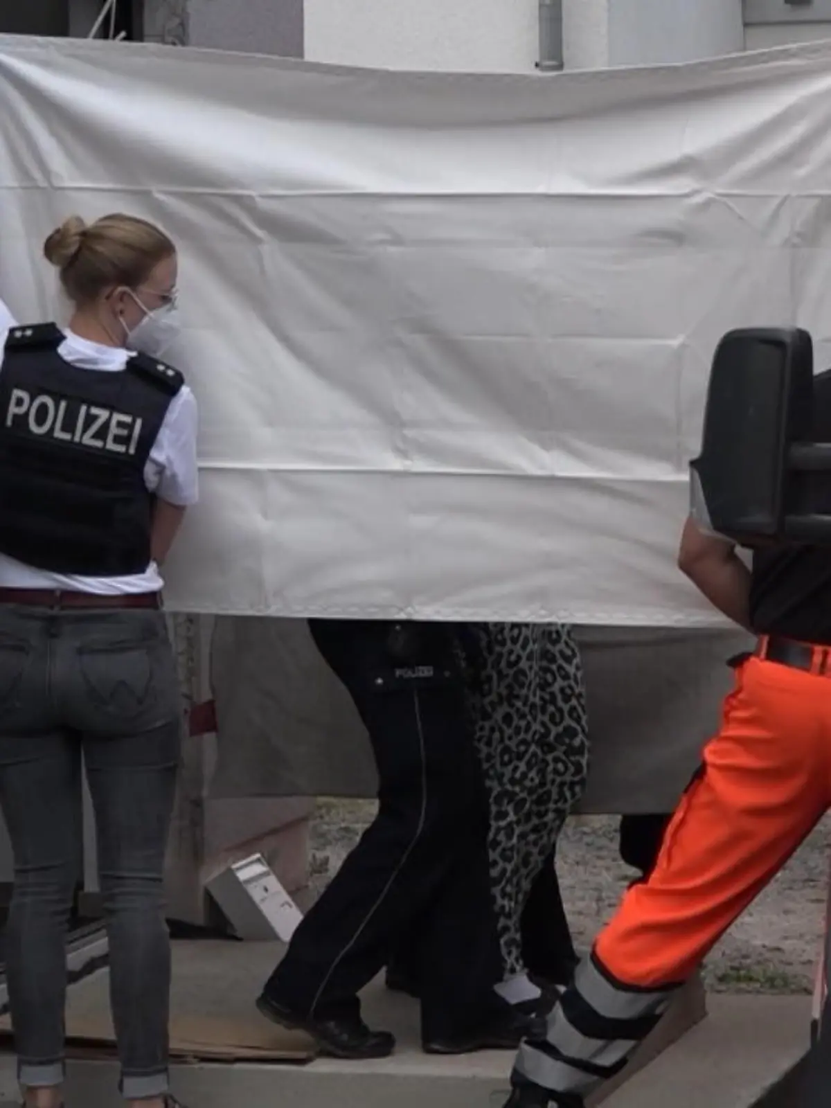 In Hagen soll eine Mutter mit einem Messer auf ihre Tochter eingestochen haben. Am frühen Morgen wird der Vater durch die Schreie des Kindes wach und ruft die Rettungskräfte und die Polizei. Die Dreijährige wird lebensgefährlich verletzt.