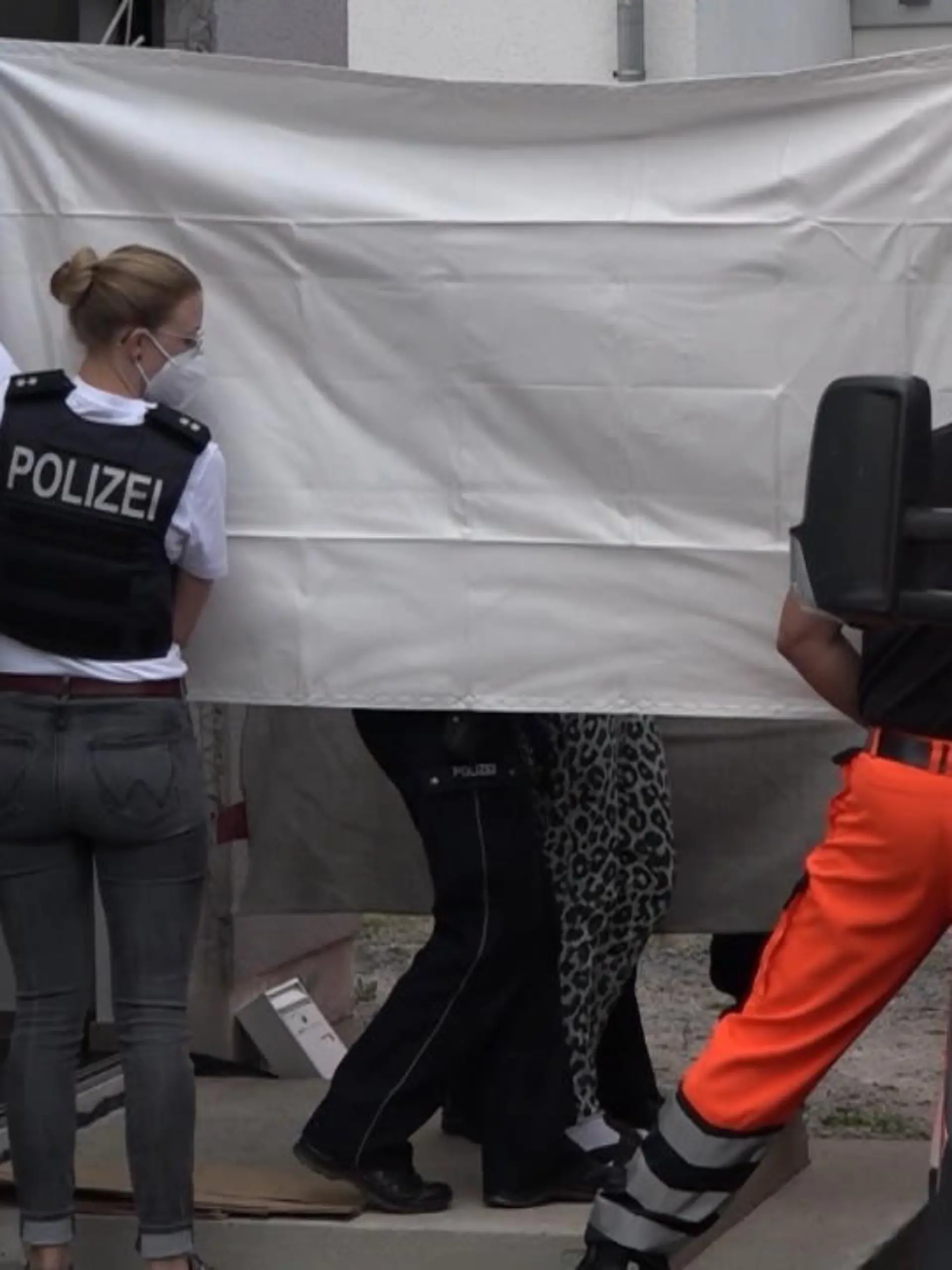 In Hagen soll eine Mutter mit einem Messer auf ihre Tochter eingestochen haben. Am frühen Morgen wird der Vater durch die Schreie des Kindes wach und ruft die Rettungskräfte und die Polizei. Die Dreijährige wird lebensgefährlich verletzt.