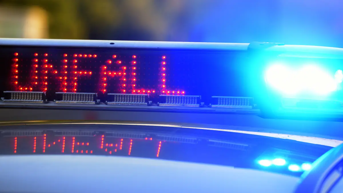 ARCHIV - 12.06.2017, Bayern, Günzburg: Auf einem Polizeifahrzeug warnt eine Leuchtschrift vor einer Unfallstelle. (zu dpa: «Frau prallt mit Auto gegen Baum - lebensgefährlich verletzt») Foto: Stefan Puchner/dpa +++ dpa-Bildfunk +++