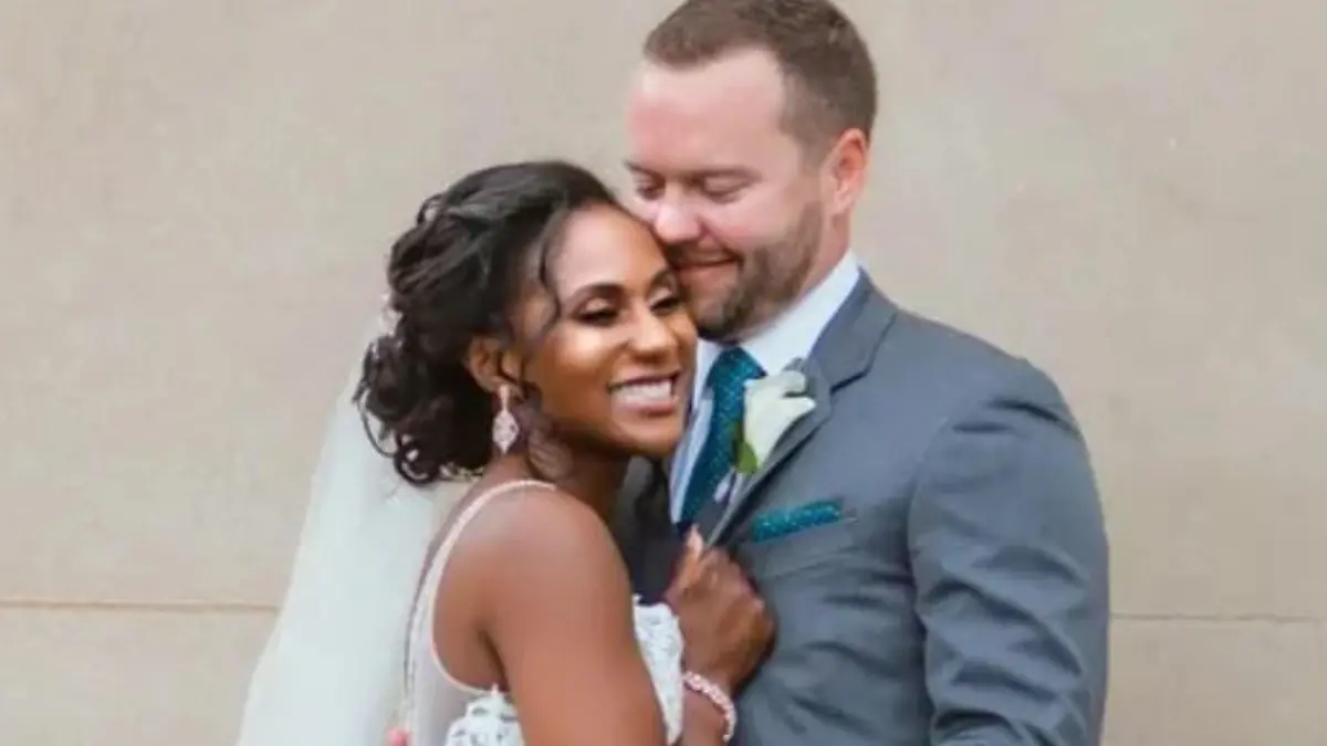 Krystal Anderson und ihr Mann Clayton im Hochzeitskostüm