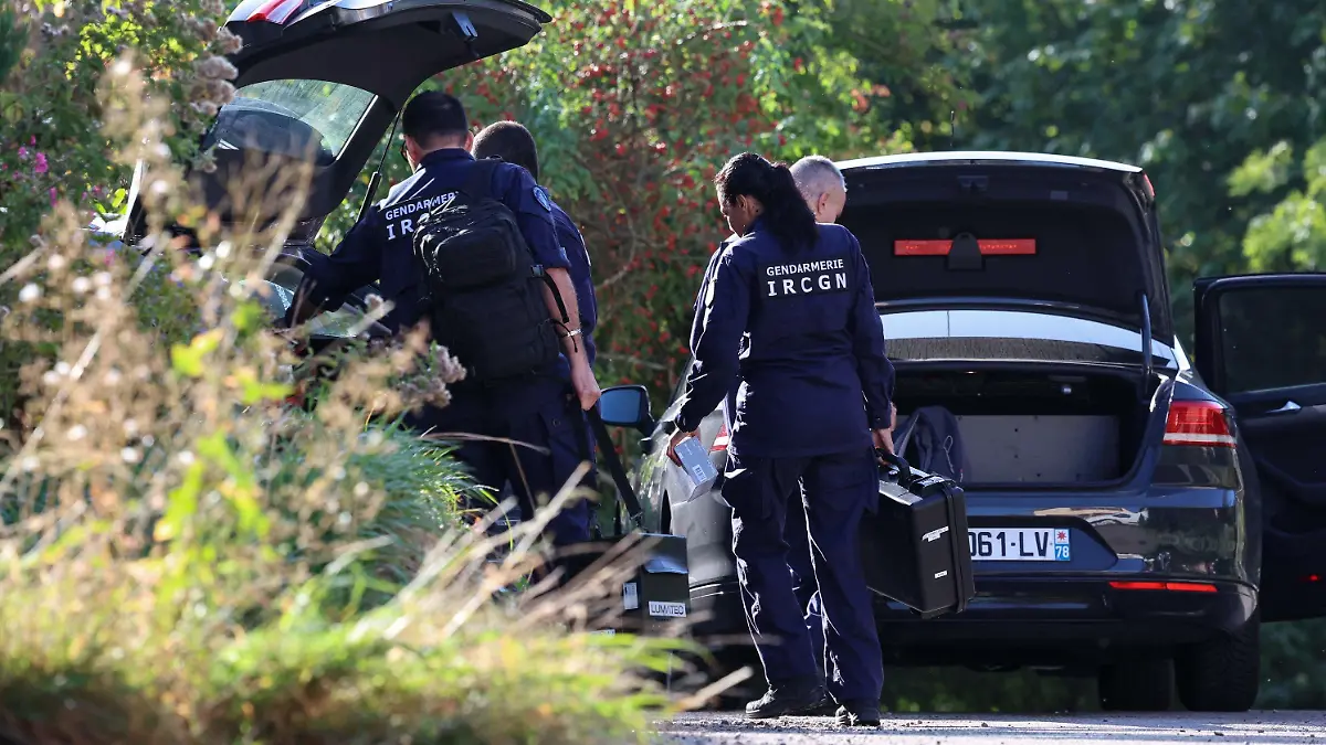 ARCHIV - 01.10.2023, Frankreich, Plaine: Französische Gendarmen des Nationalen Instituts für kriminalistische Forschung der Gendarmerie (IRCGN) treffen in der Nähe eines Hauses ein. Sechs Monate nach dem Verschwinden der 15-jährigen Lina im Elsass ist der Fall weiterhin ungeklärt. (zu dpa: «Sechs Monate nach Verschwinden keine Spur von 15-Jähriger im Elsass») Foto: Frederick Florin/AFP/dpa +++ dpa-Bildfunk +++