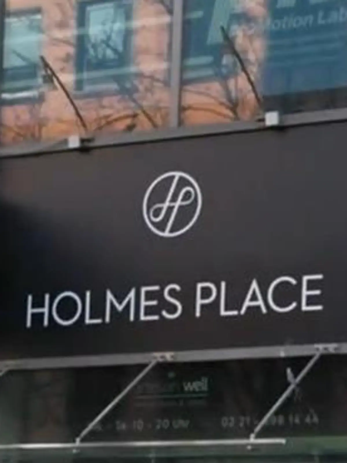 Zahlreiche Bewertungen im Internet besagen: Der Service im vermeintlichen Premium-Fitnessstudio Holmes Place am Gürzenich in Köln soll „katastrophal“ sein. Doch lange bleiben derartige Bewertungen nicht online. Anwaltlich scheint das Unternehmen gegen negative Kommentare im Netz vorzugehen. Wir wollen vom Studio wissen: Wieso werden Anwälte mobilisiert, um negative Kommentare löschen zu lassen? Wie der Betriebsleiter auf die Vorwürfe reagiert, seht ihr im Video.