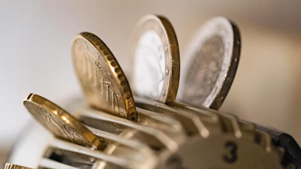 Je hoeher die Heiztemperatur, umso hoeher die Kosten. Muenzen und Banknoten an einem Heizthermostat in Aachen am 20. Maerz 2023. GERMANY - AACHEN - HEATING